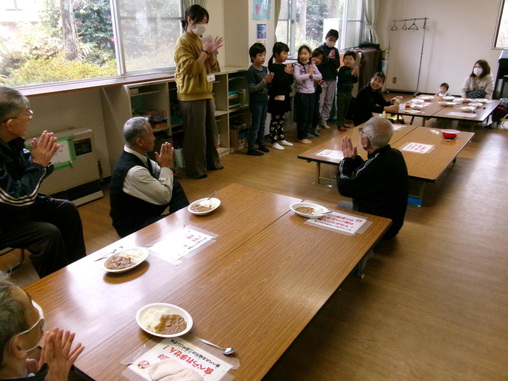 掃除後にカレーを食べている様子の写真