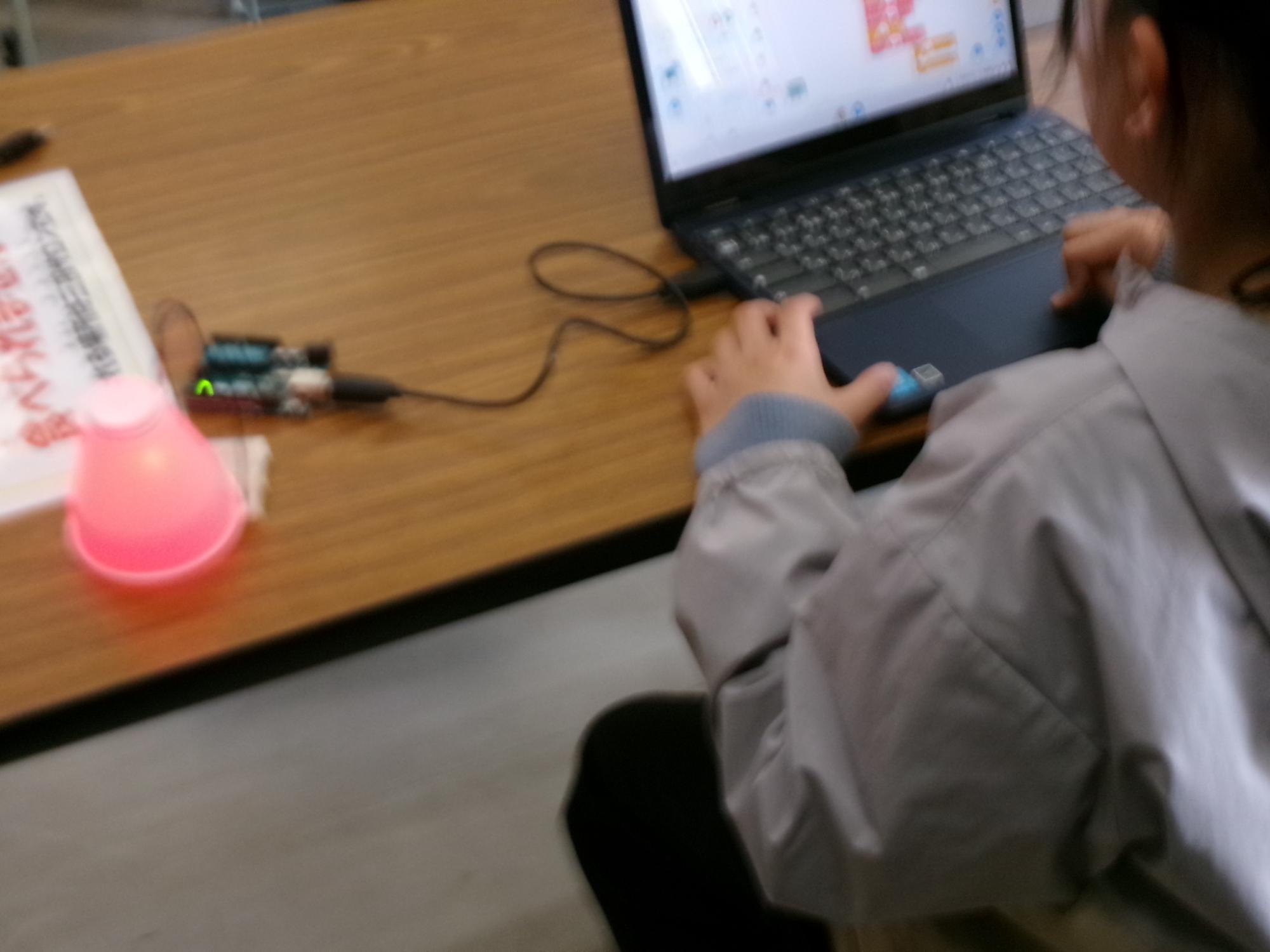 プログラミングの結果、赤く点灯しているランタンの写真