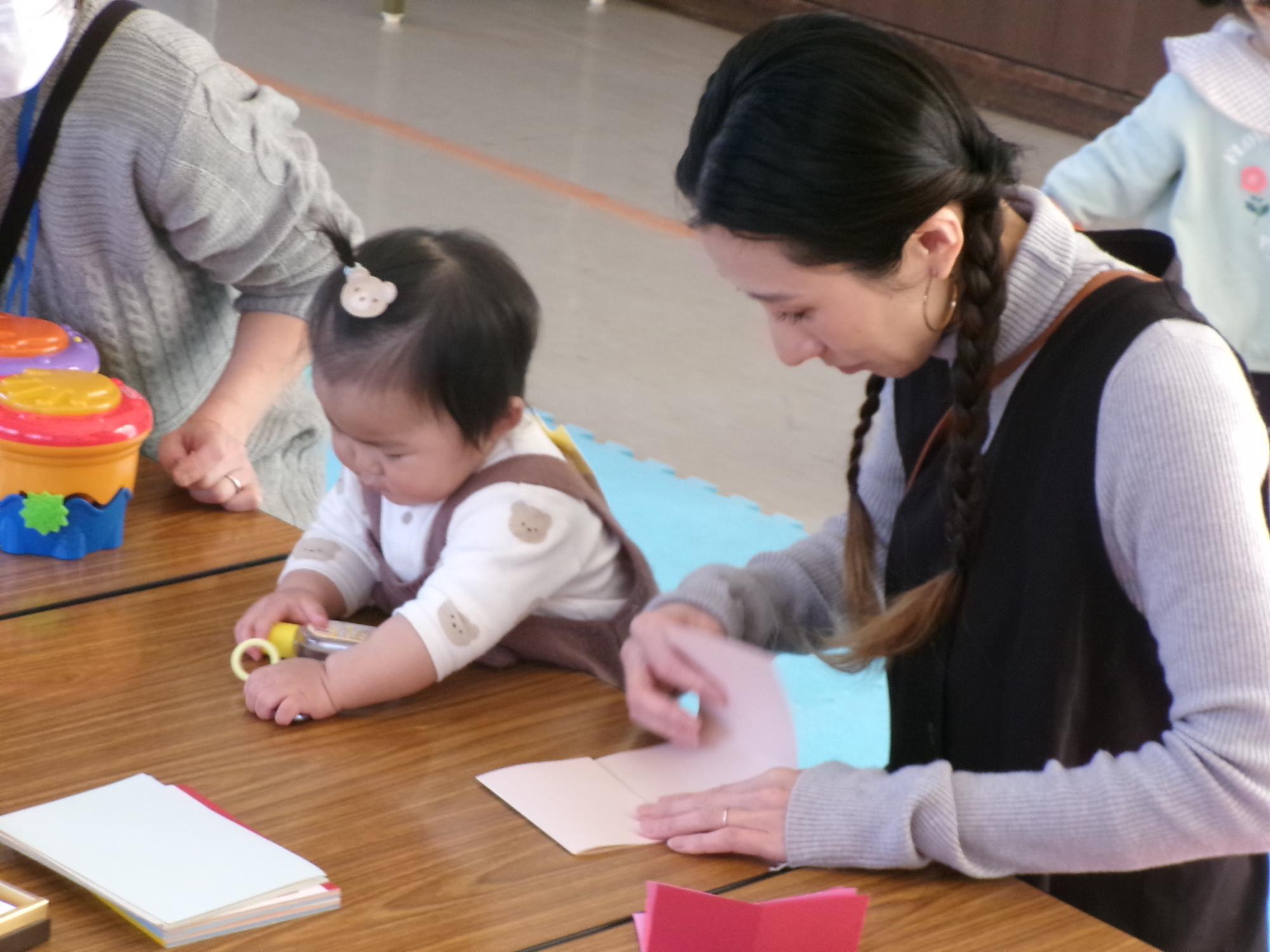 乳幼児親子がアルバム工作をしている様子