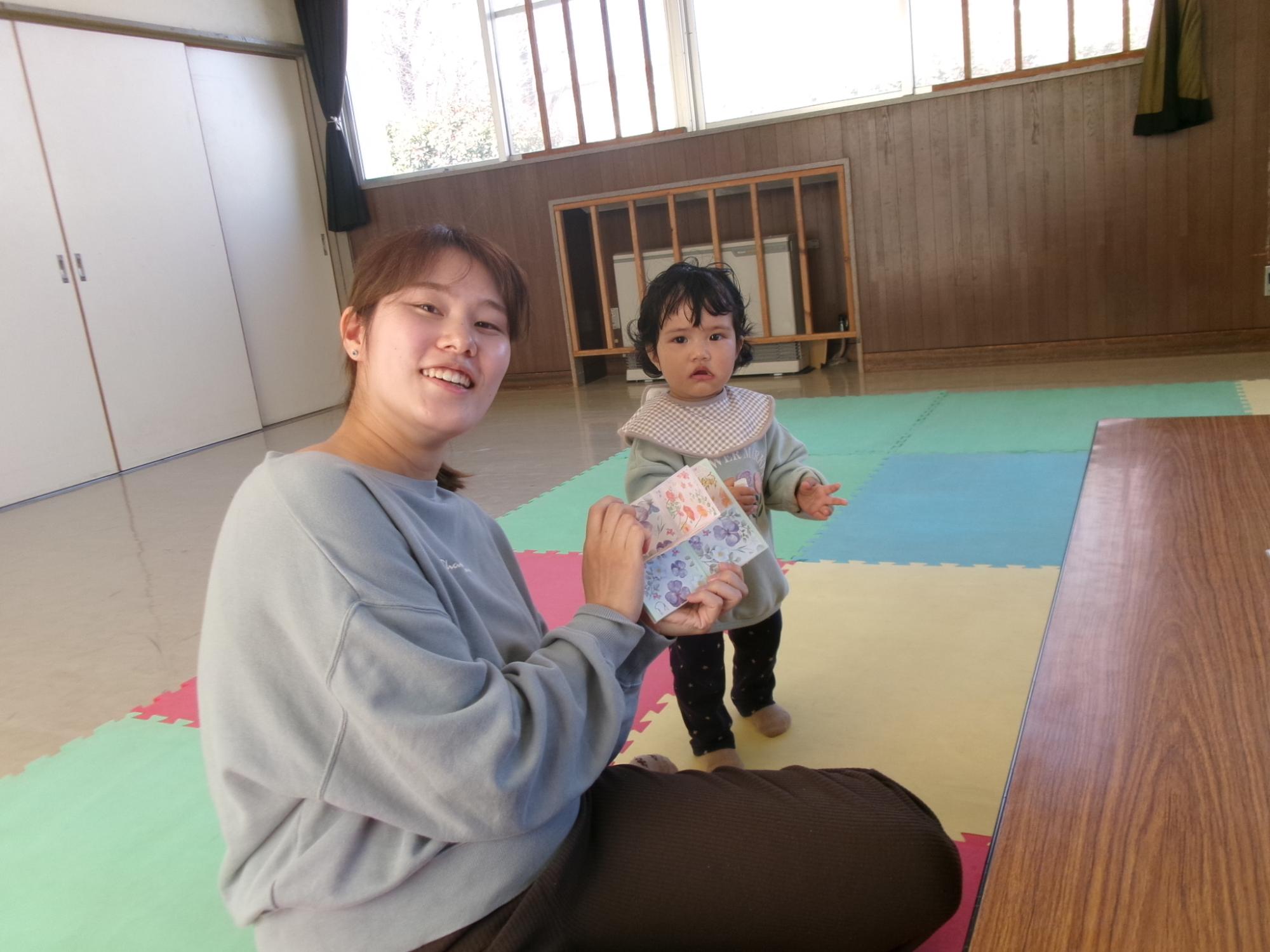 完成したフォトアルバムと乳幼児親子の写真