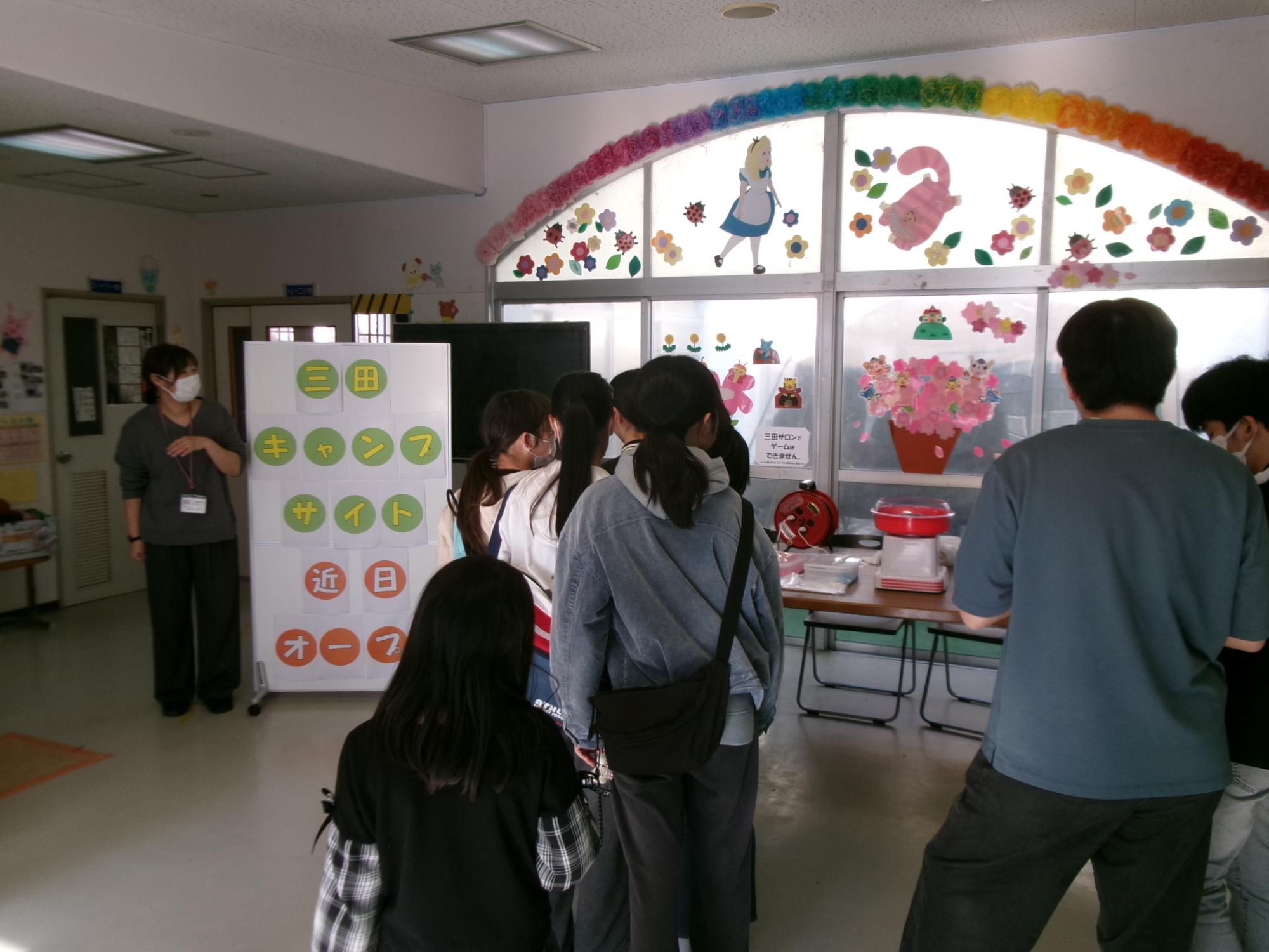 中庭テントお披露目のオープニングセレモニーの様子