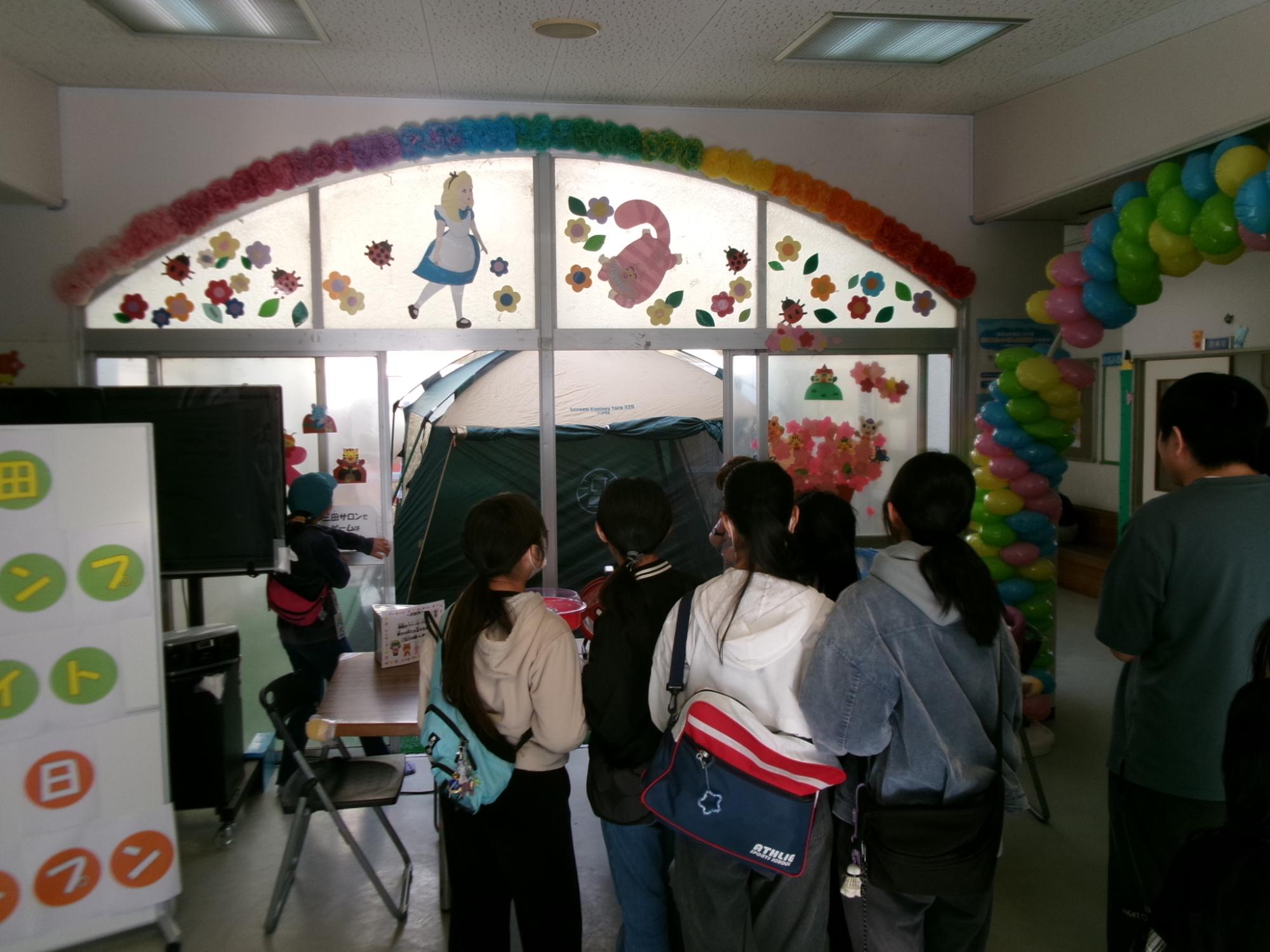 中庭のテントを子どもたちが見ている様子