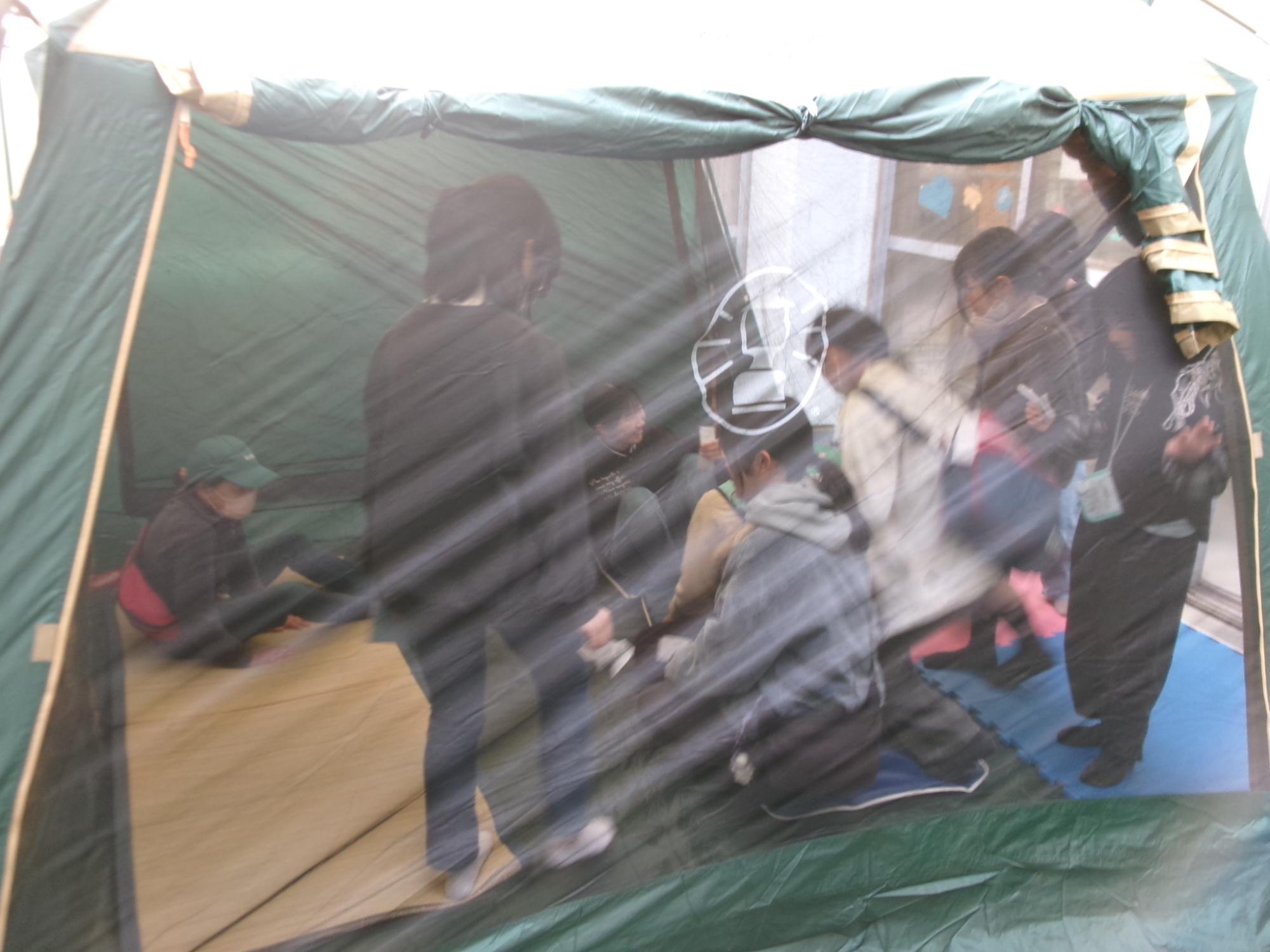 中庭のテントに子どもたちが入っている様子