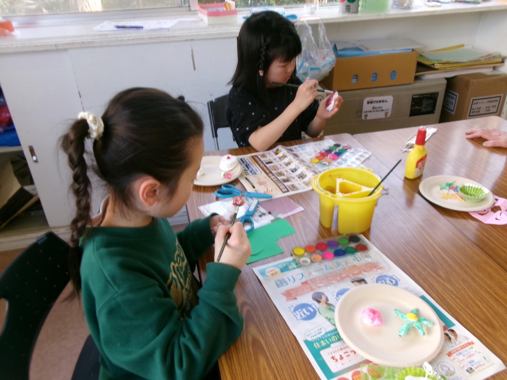 児童が紙粘土の和菓子に色付けをしている様子