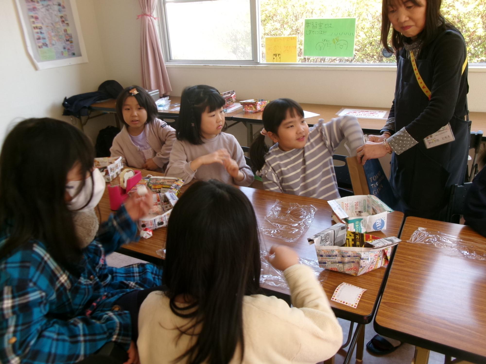 児童が工作に使うチョコレートをくじ引きで引いている様子