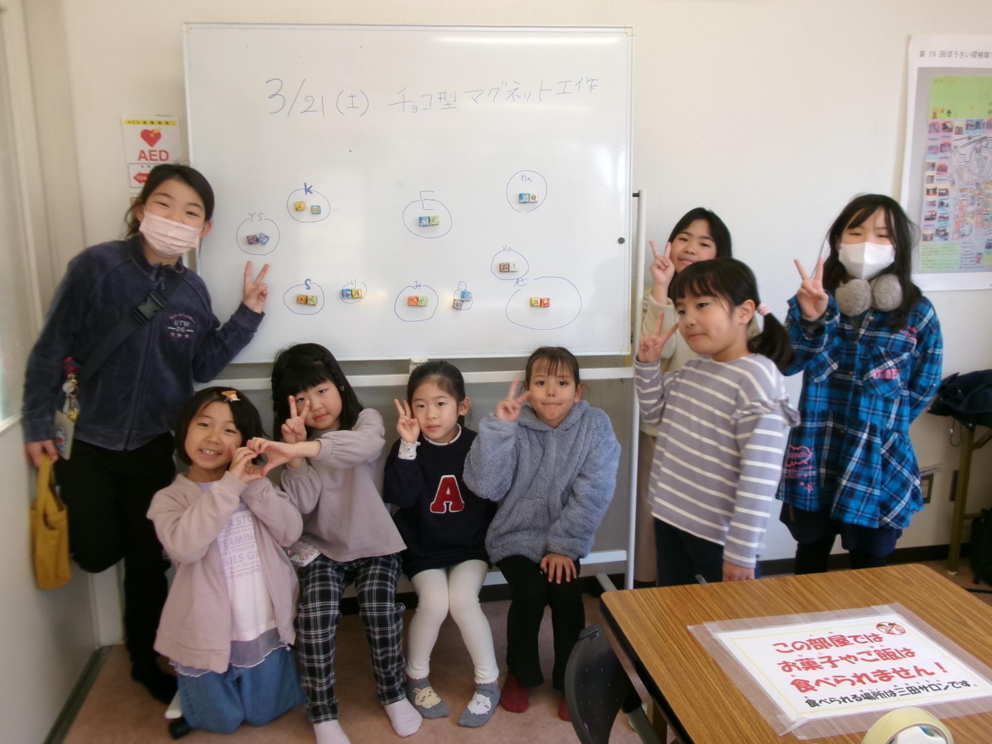 完成したチョコ型マグネットと児童の写真