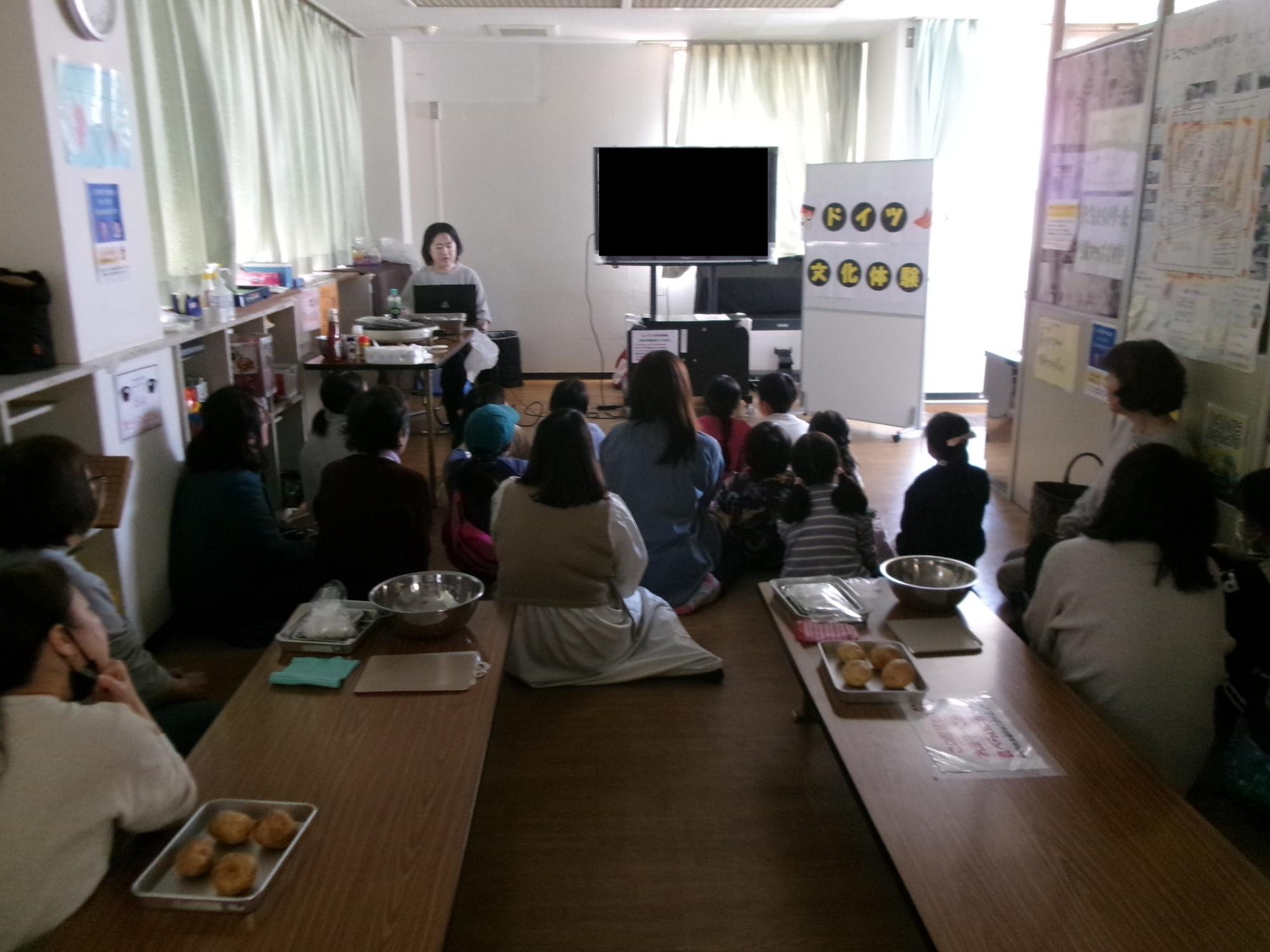 講師がドイツの文化について参加者に講義をしている様子