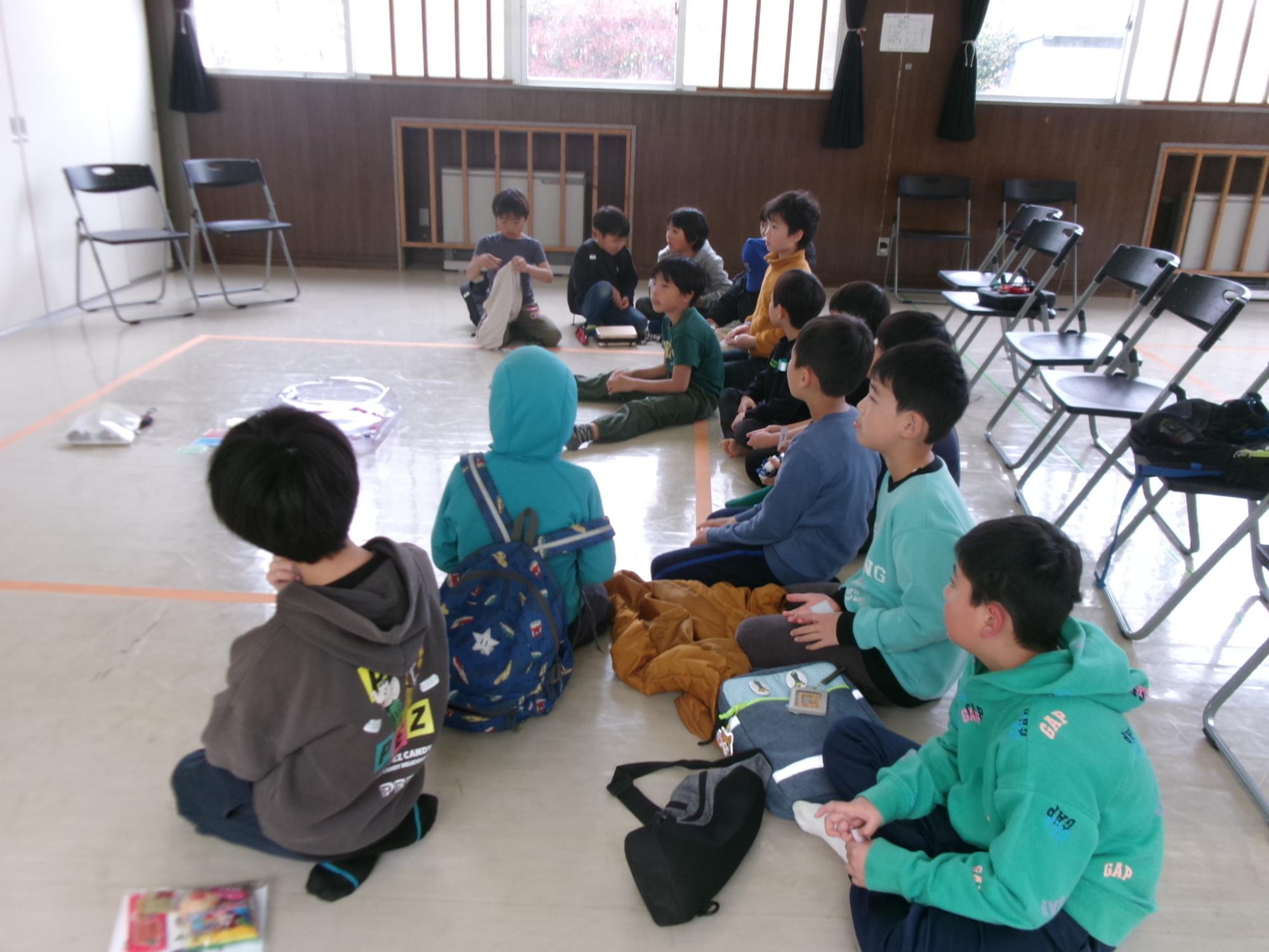 ベイブレード大会で参加児童が集合している様子