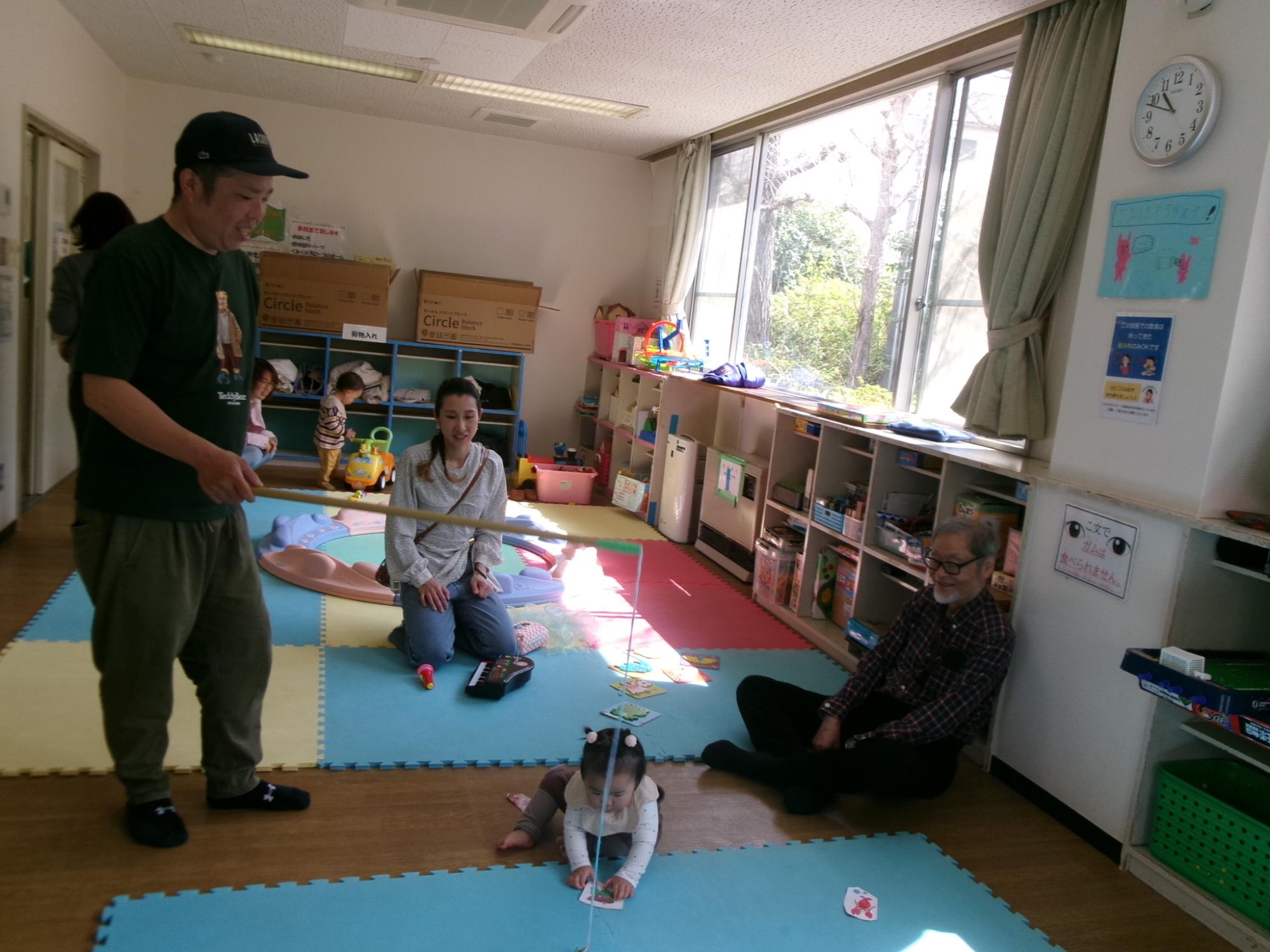 幼児親子が魚釣りゲームをして遊んでいる様子