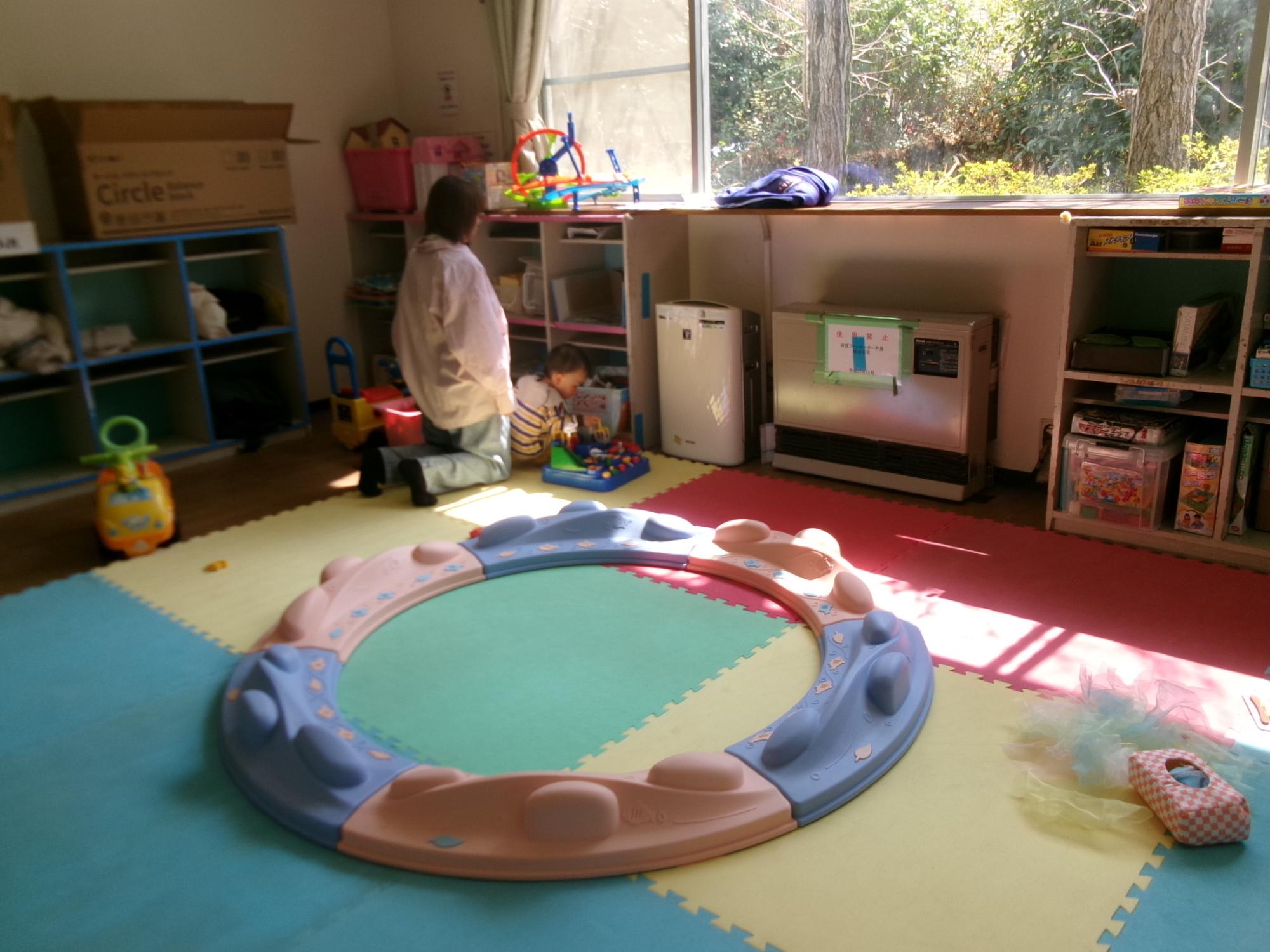 幼児用のバランスサークルをマットの上に設置した様子