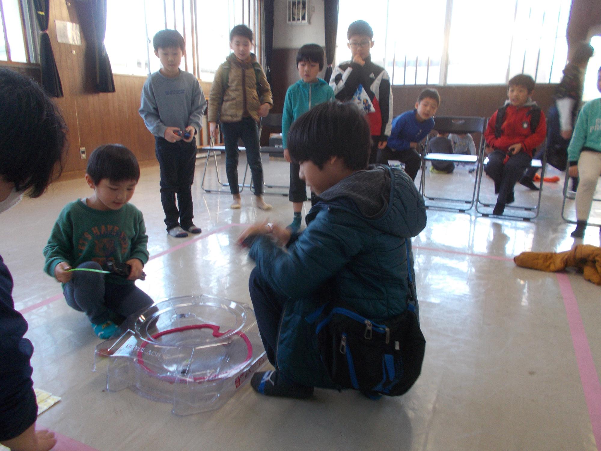 決勝戦を観戦する子どもたちの写真