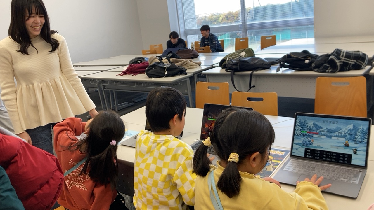 学習にゲームを取り入れる研究の体験をしている子どもたちの様子