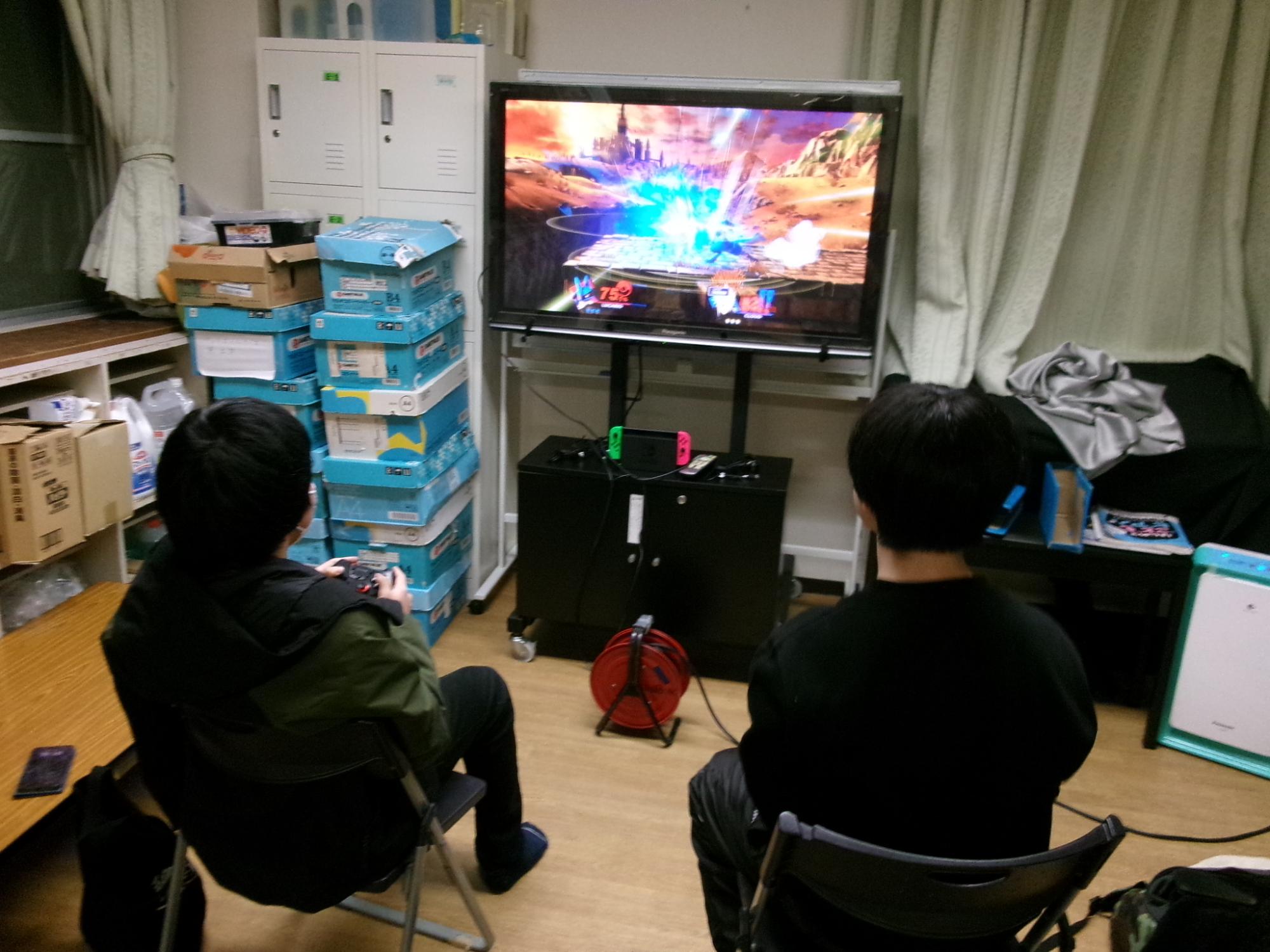 ゲームをする中学生の写真
