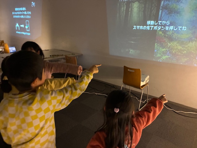 物語の選択肢を選んでいる子どもたちの写真