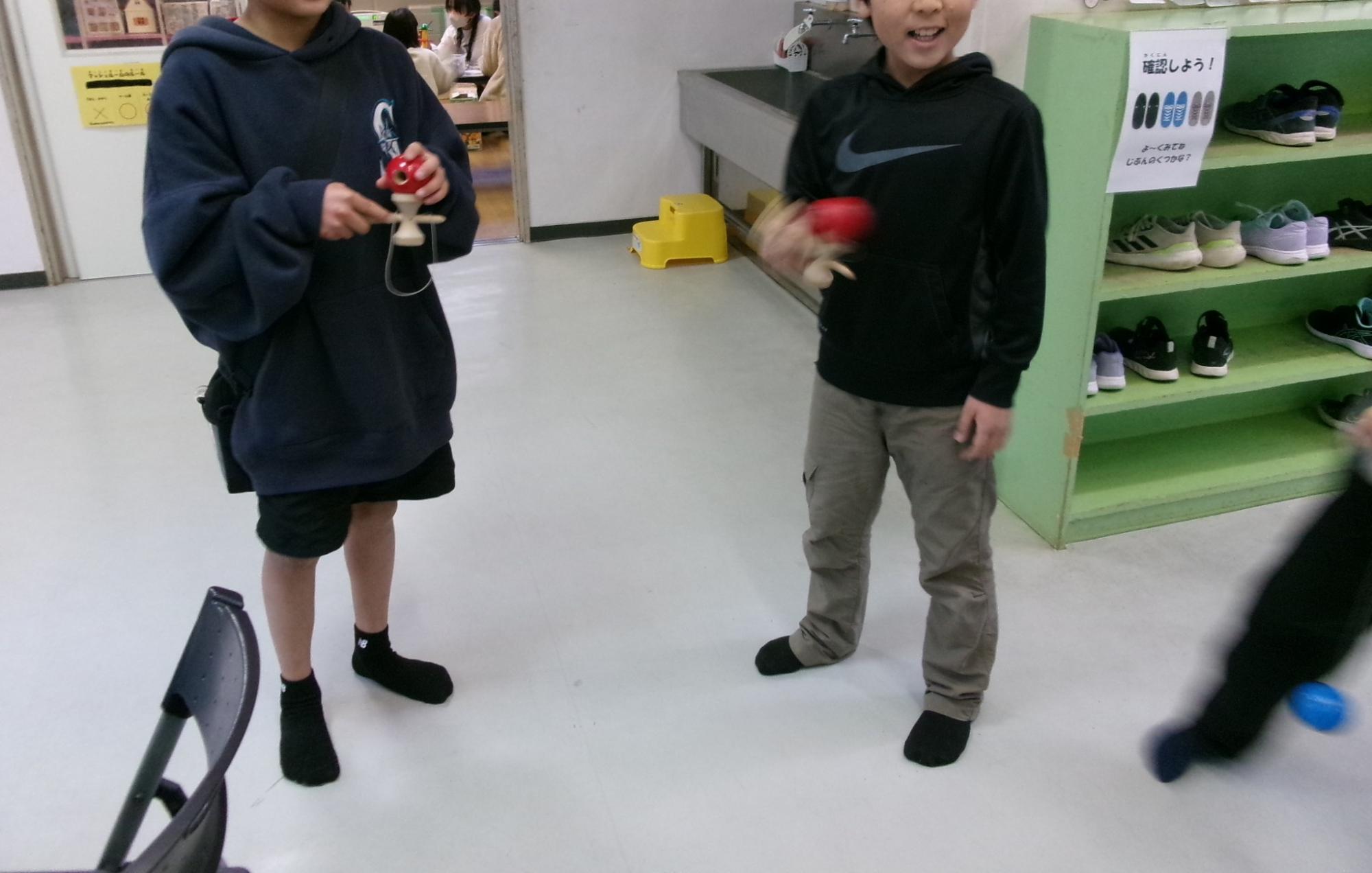 けん玉を握る少年の写真