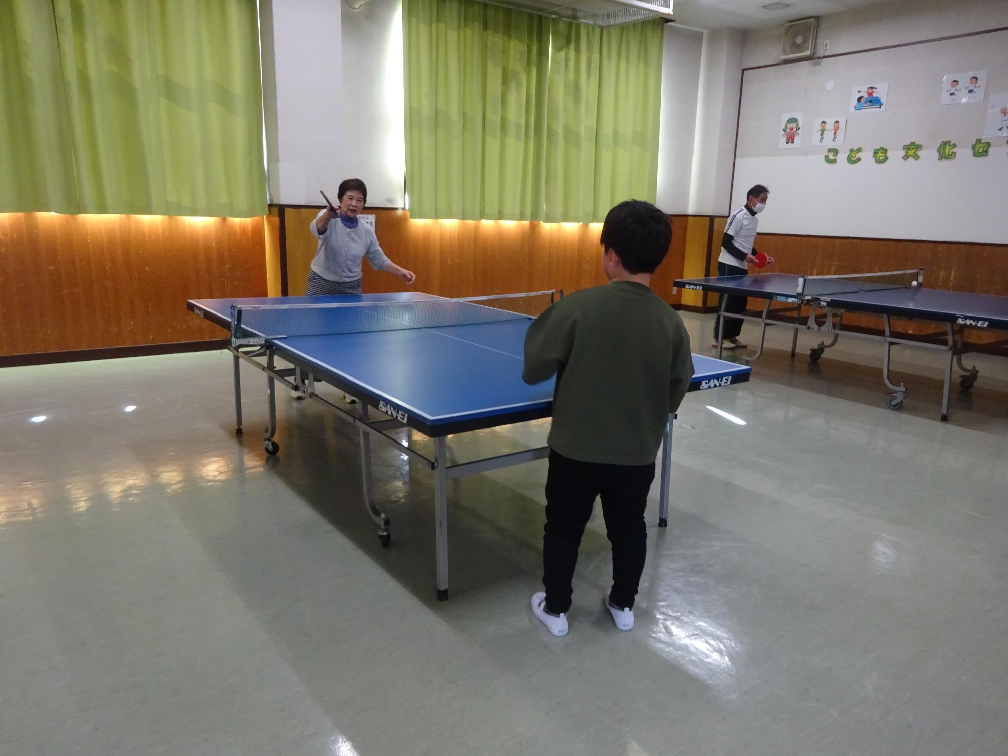 地域の先生とラリーをしている写真