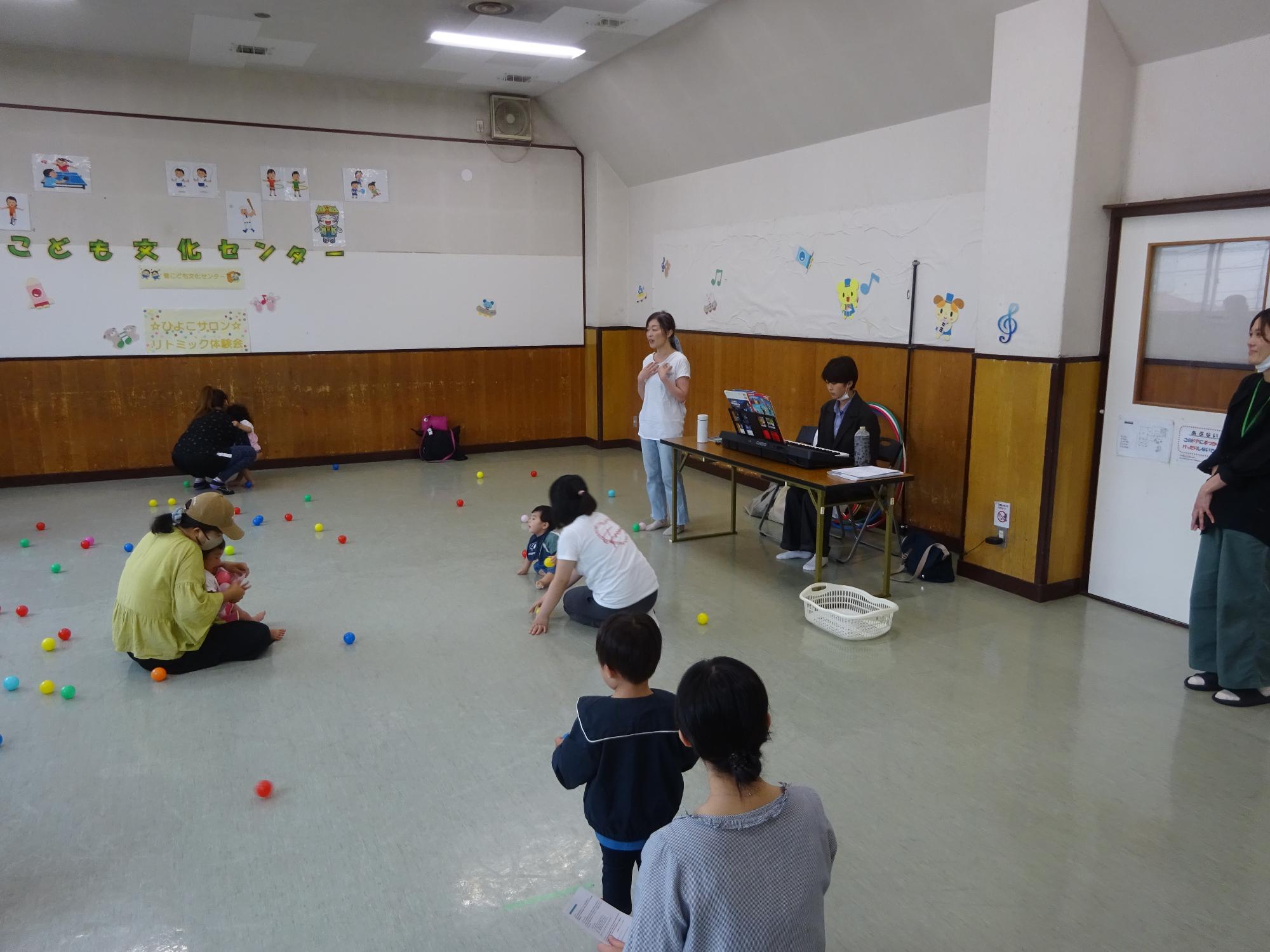 はじめに講師の先生のお話をきいている参加者の写真