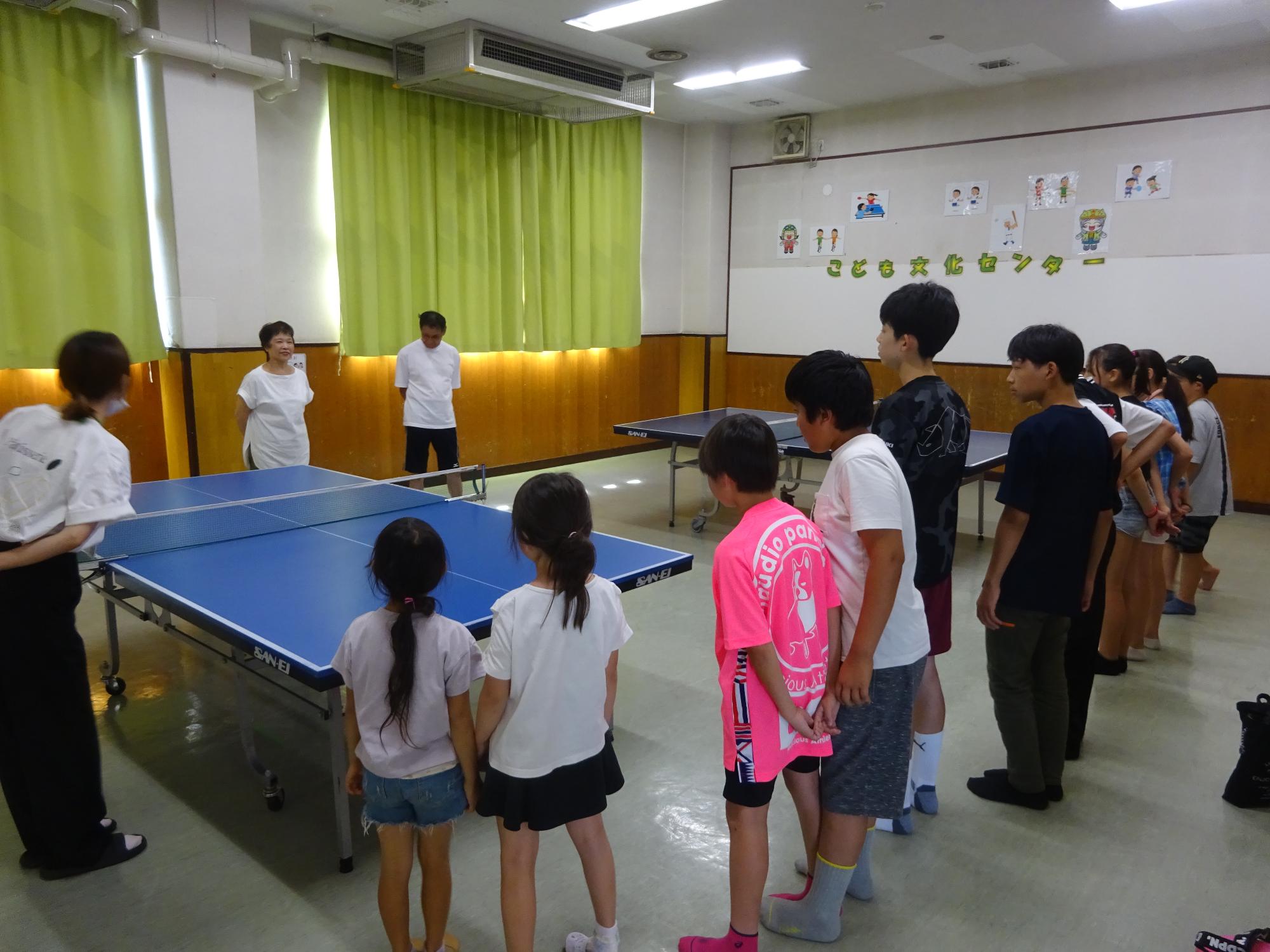 講師と参加者とではじまりのあいさつをしている写真