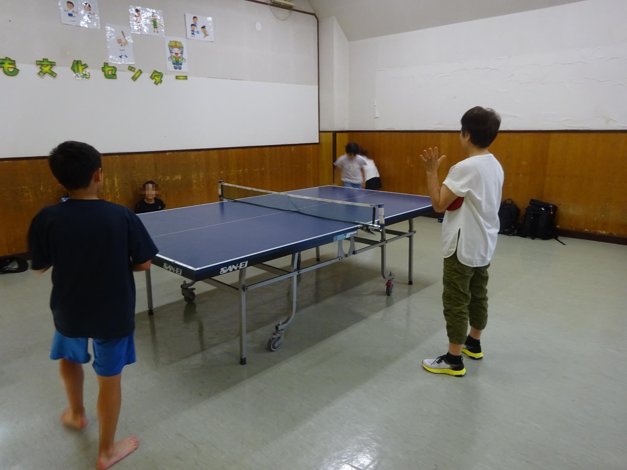 試合をしながら卓球の練習をしている様子