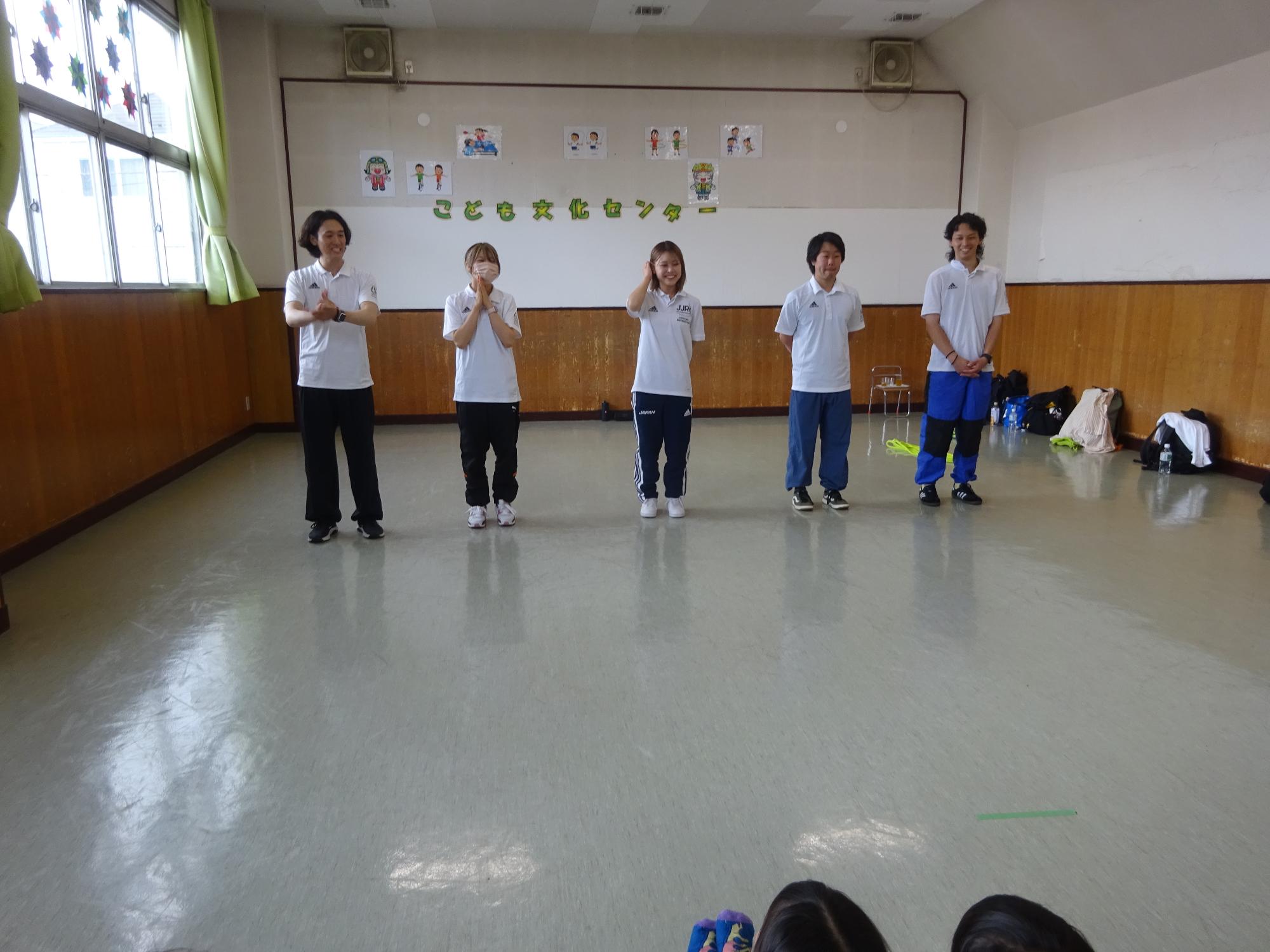 ダブルダッチ講師の自己紹介中の写真