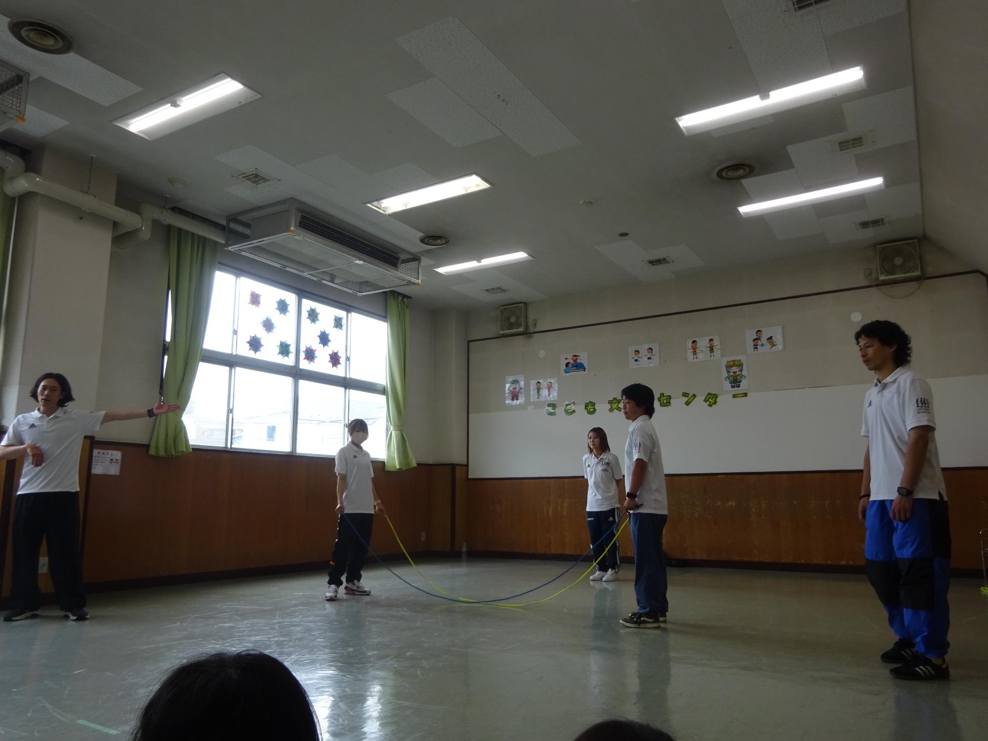 講師がダブルダッチの説明をしてくれている写真