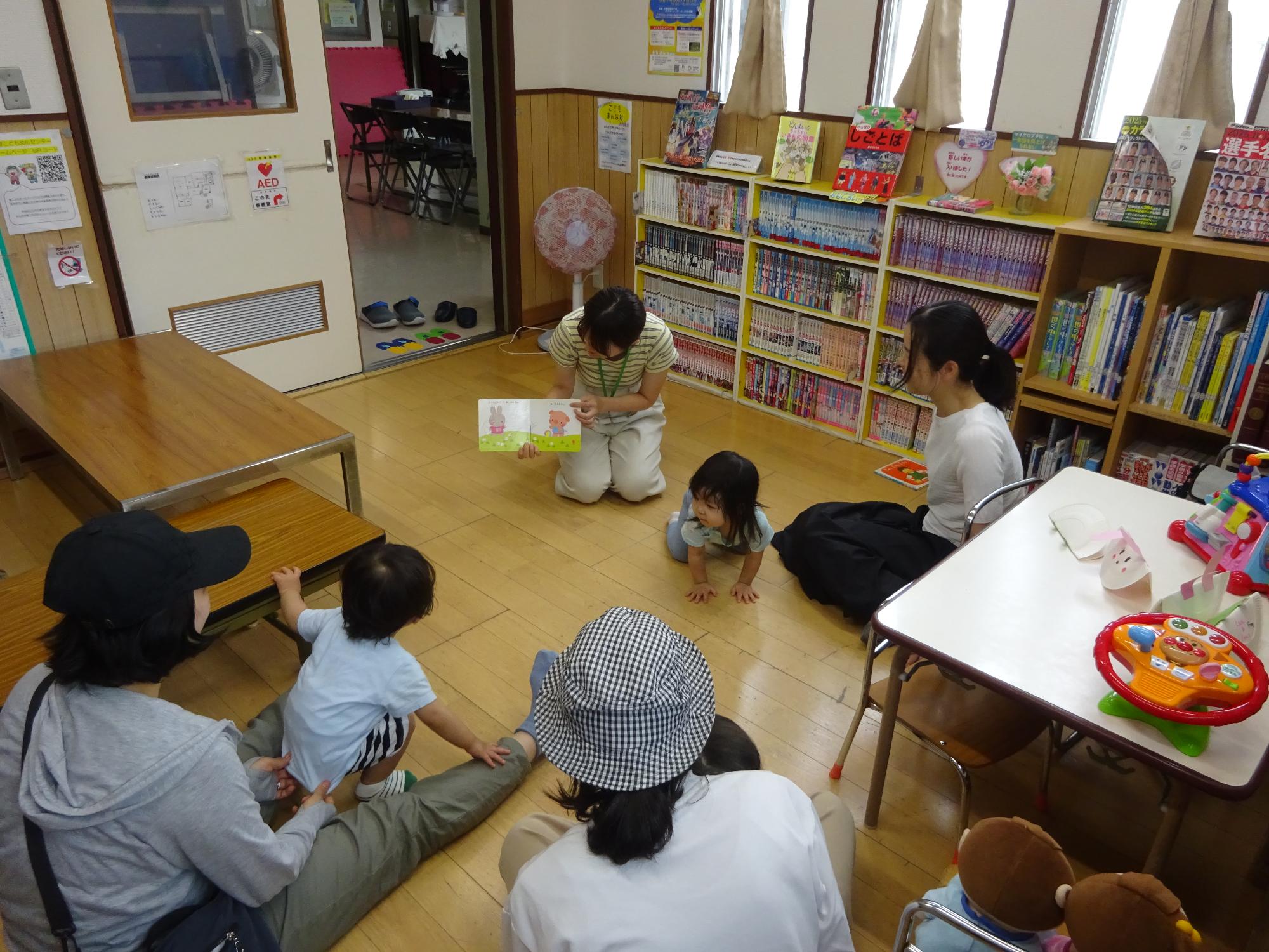 職員が読み聞かせをしている写真