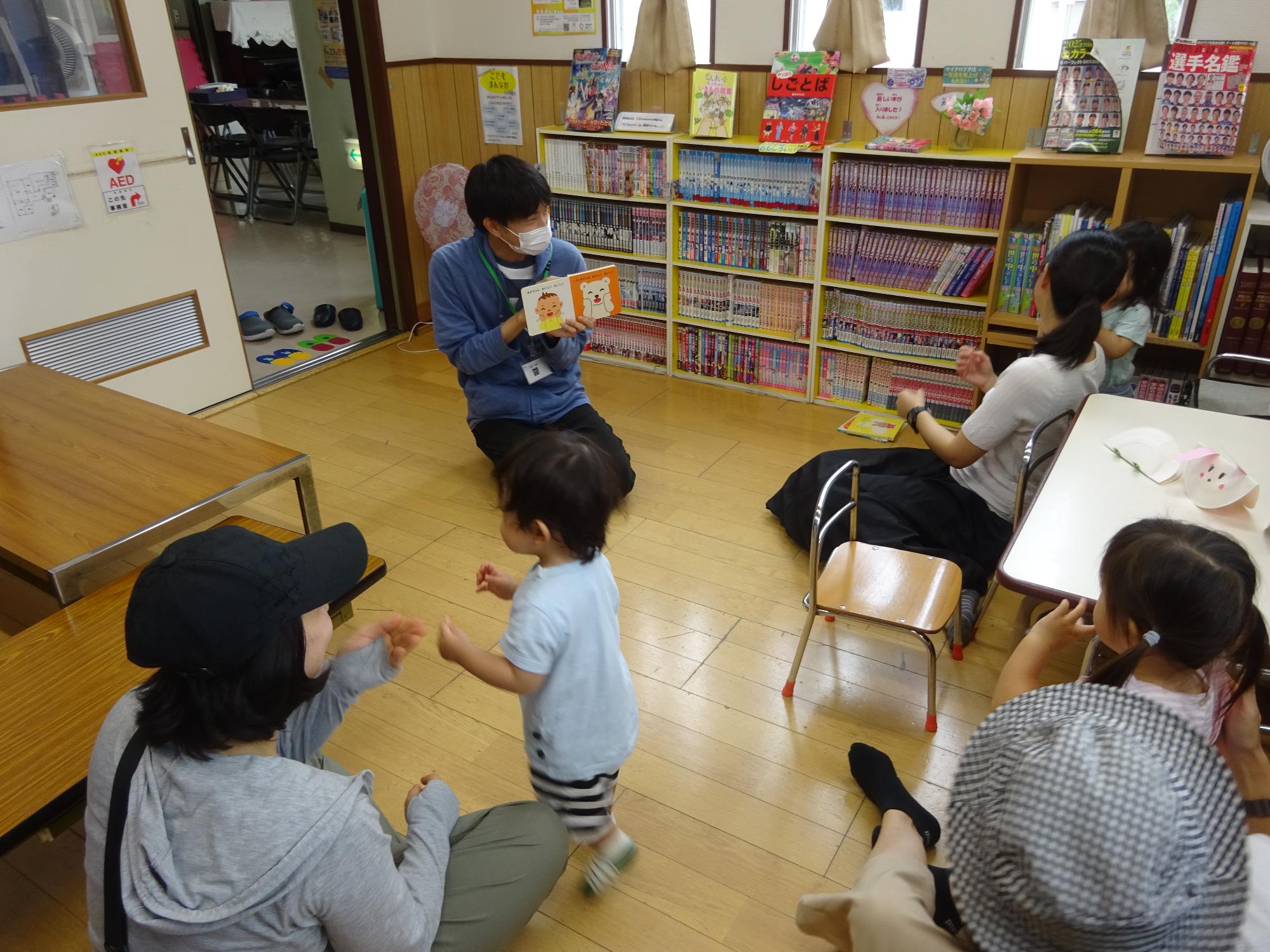職員が読み聞かせをしている写真2