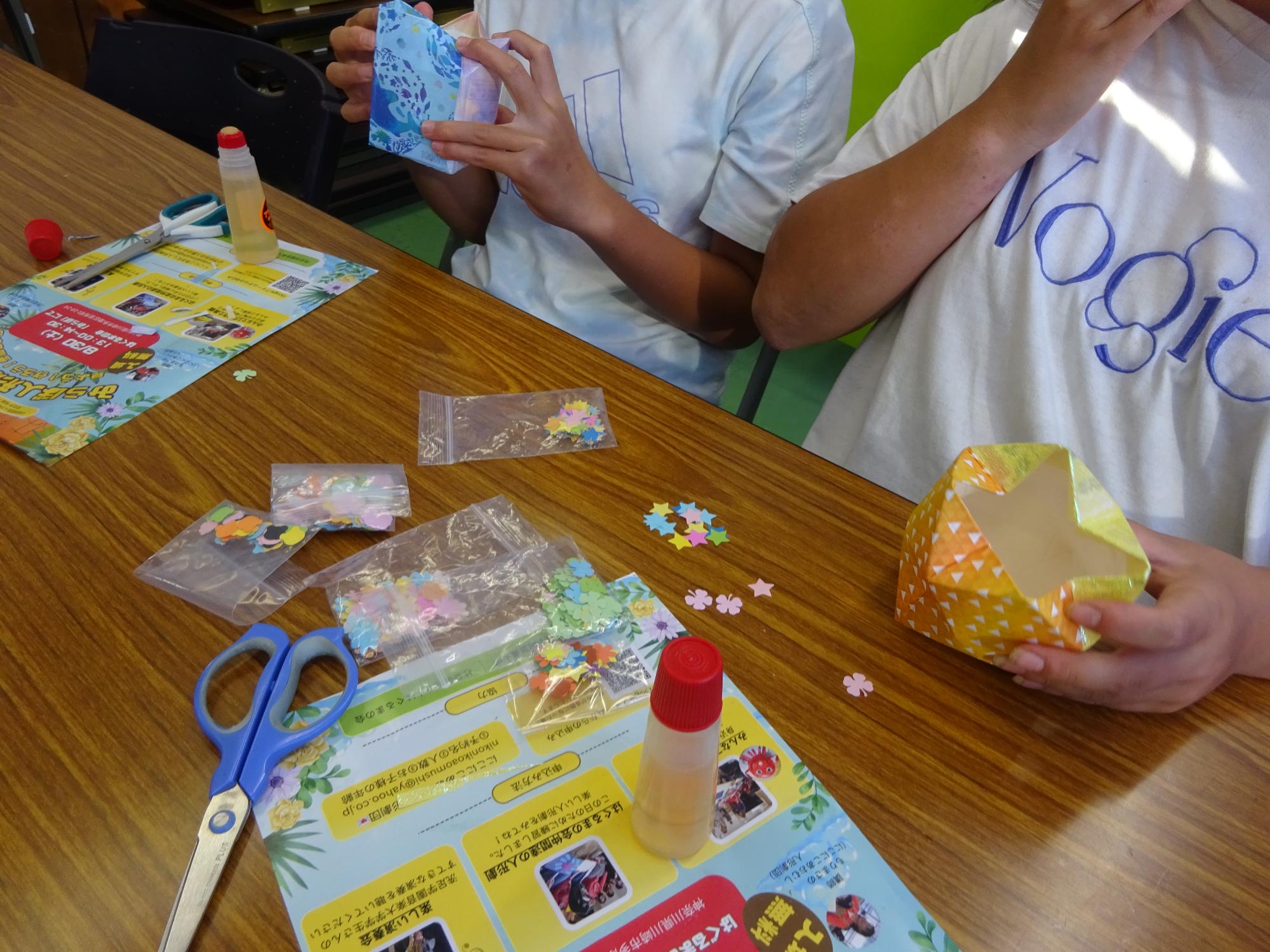 牛乳パックに折り目を付けている子どもの写真