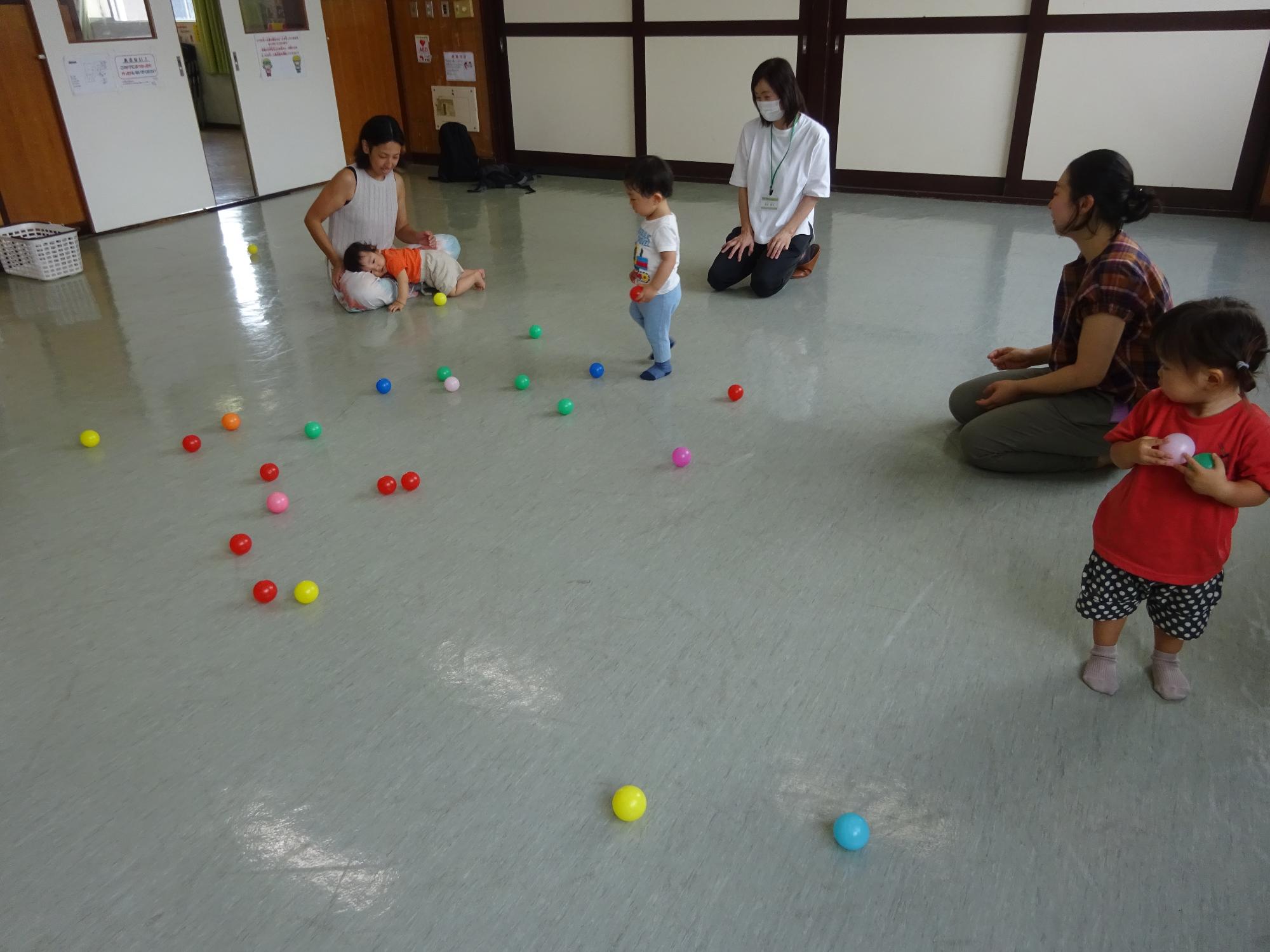 ボールを使って遊んでいる幼児親子の写真