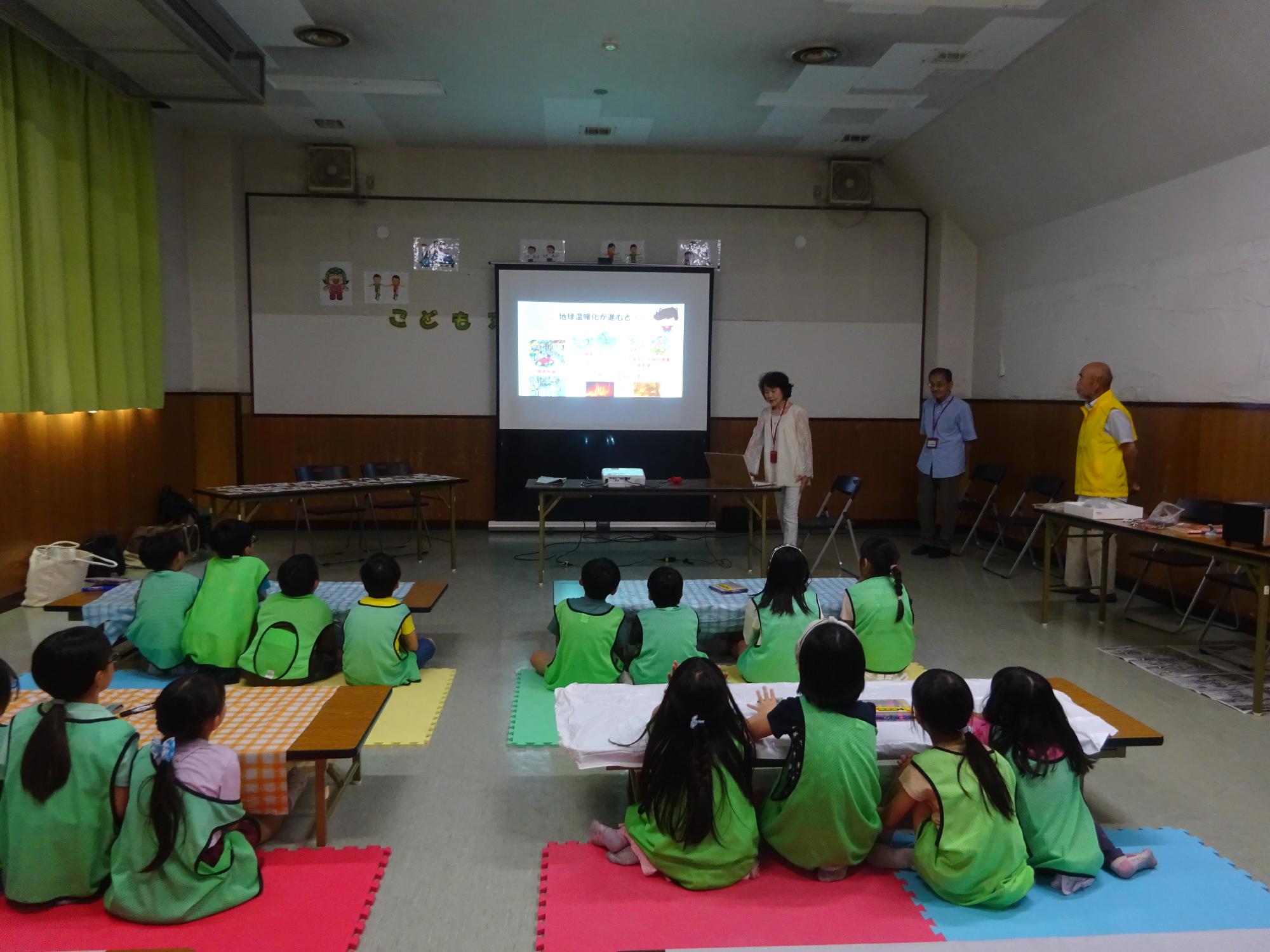 環境問題について話を聞いている児童たち