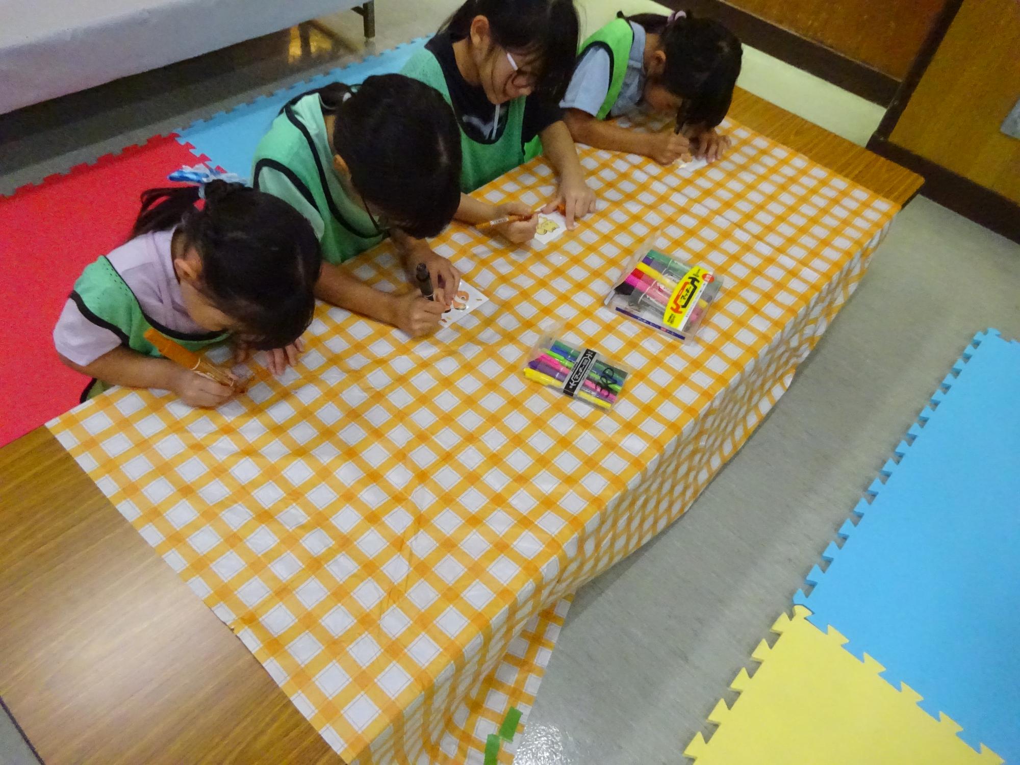 「プラ」を使ってプラバン作りを楽しんでいる児童たち