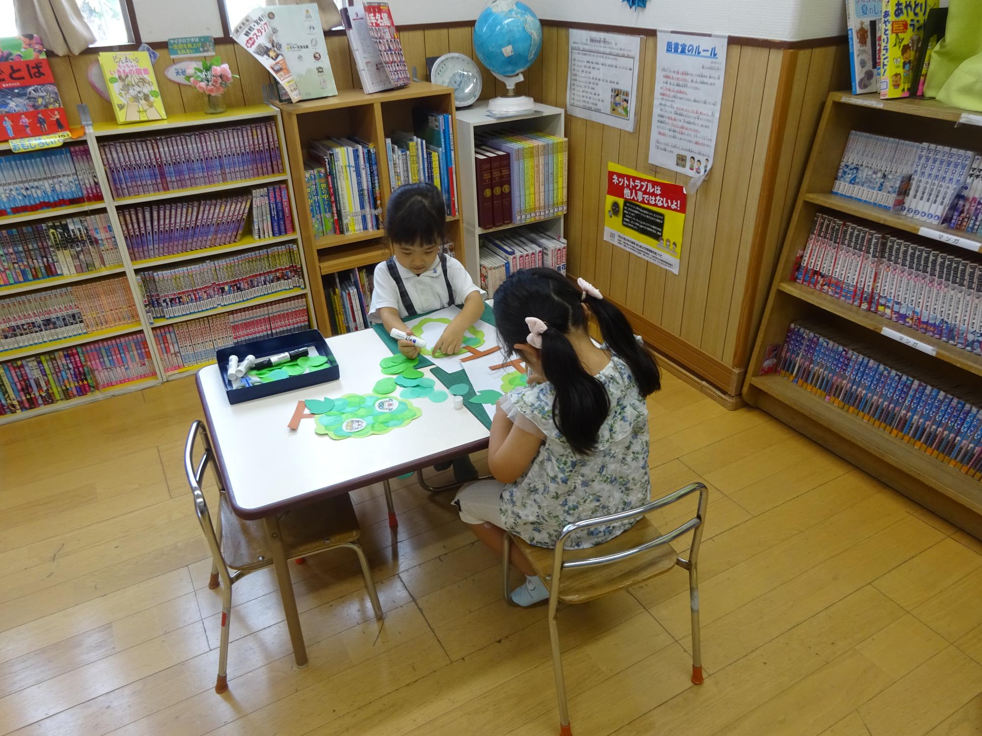 幼児さんチームの工作中の写真2