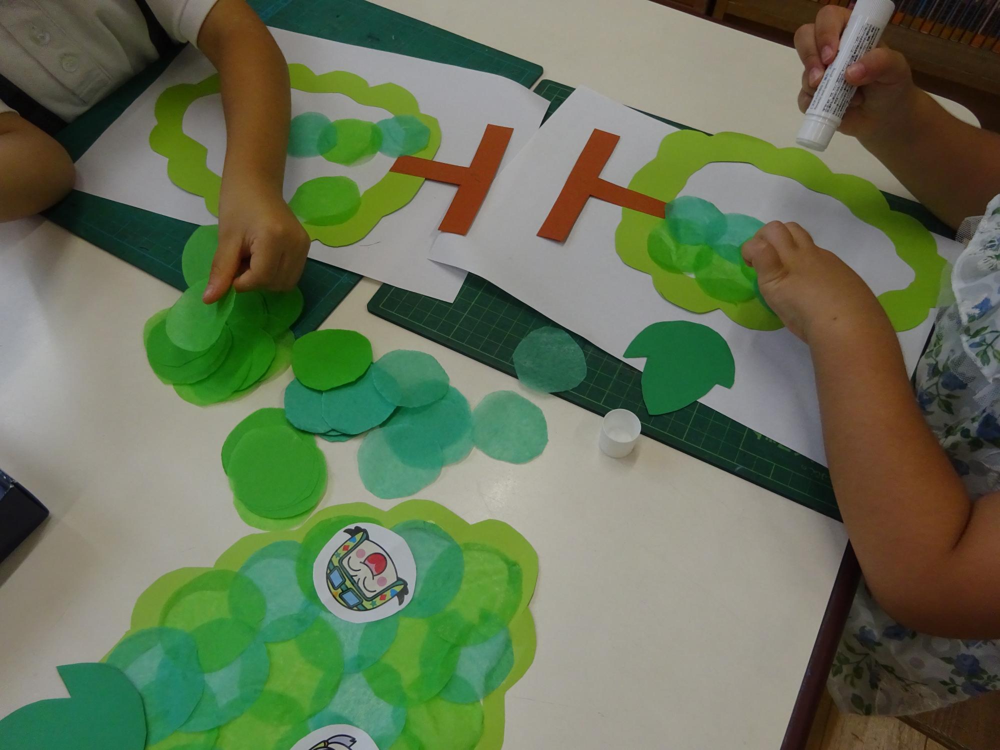 幼児さんチームの工作中の写真