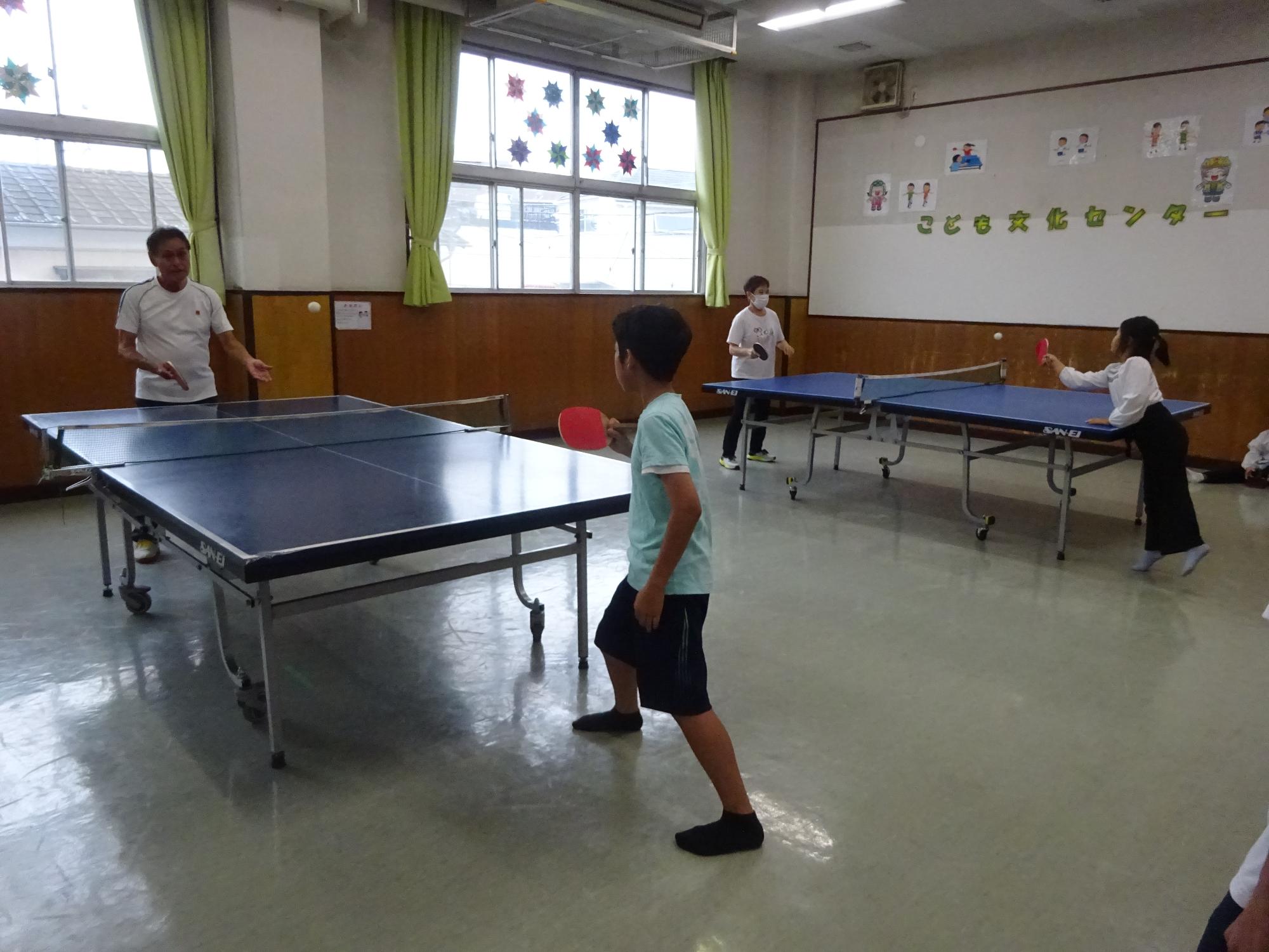 卓球講師とラリーをしている様子