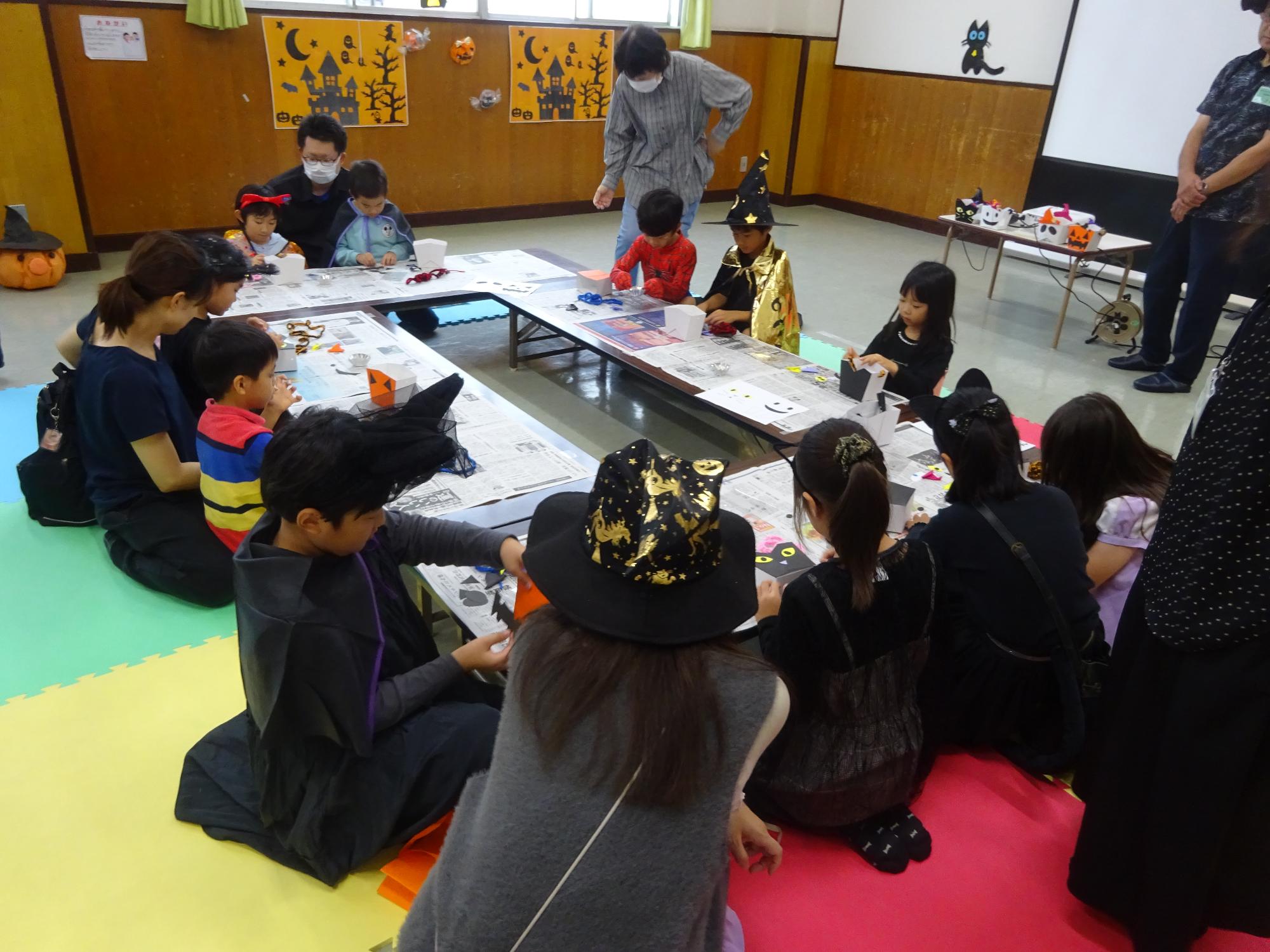 ハロウィンバスケット作りをしている様子