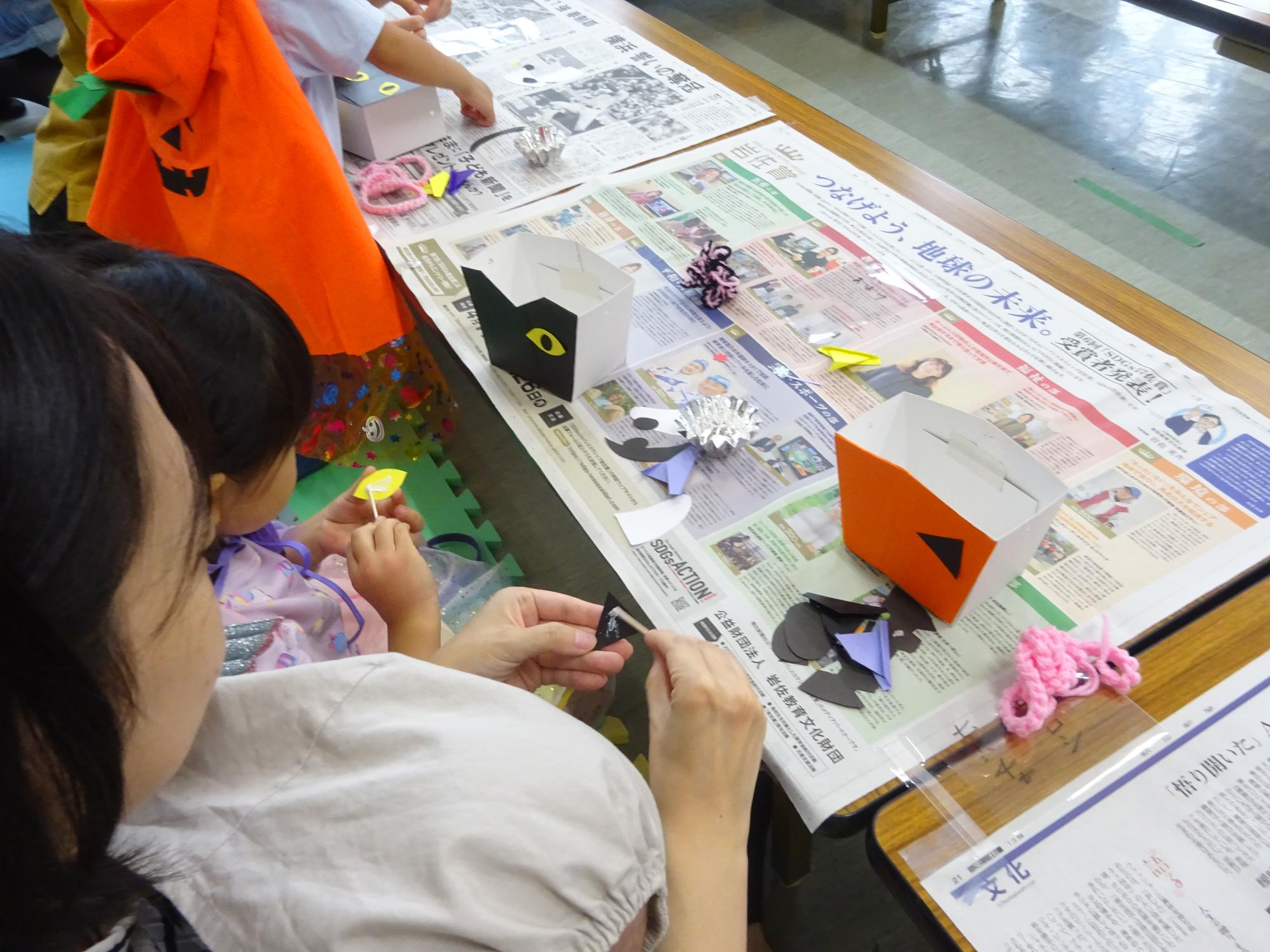 ハロウィンバスケットにパーツを貼っている様子