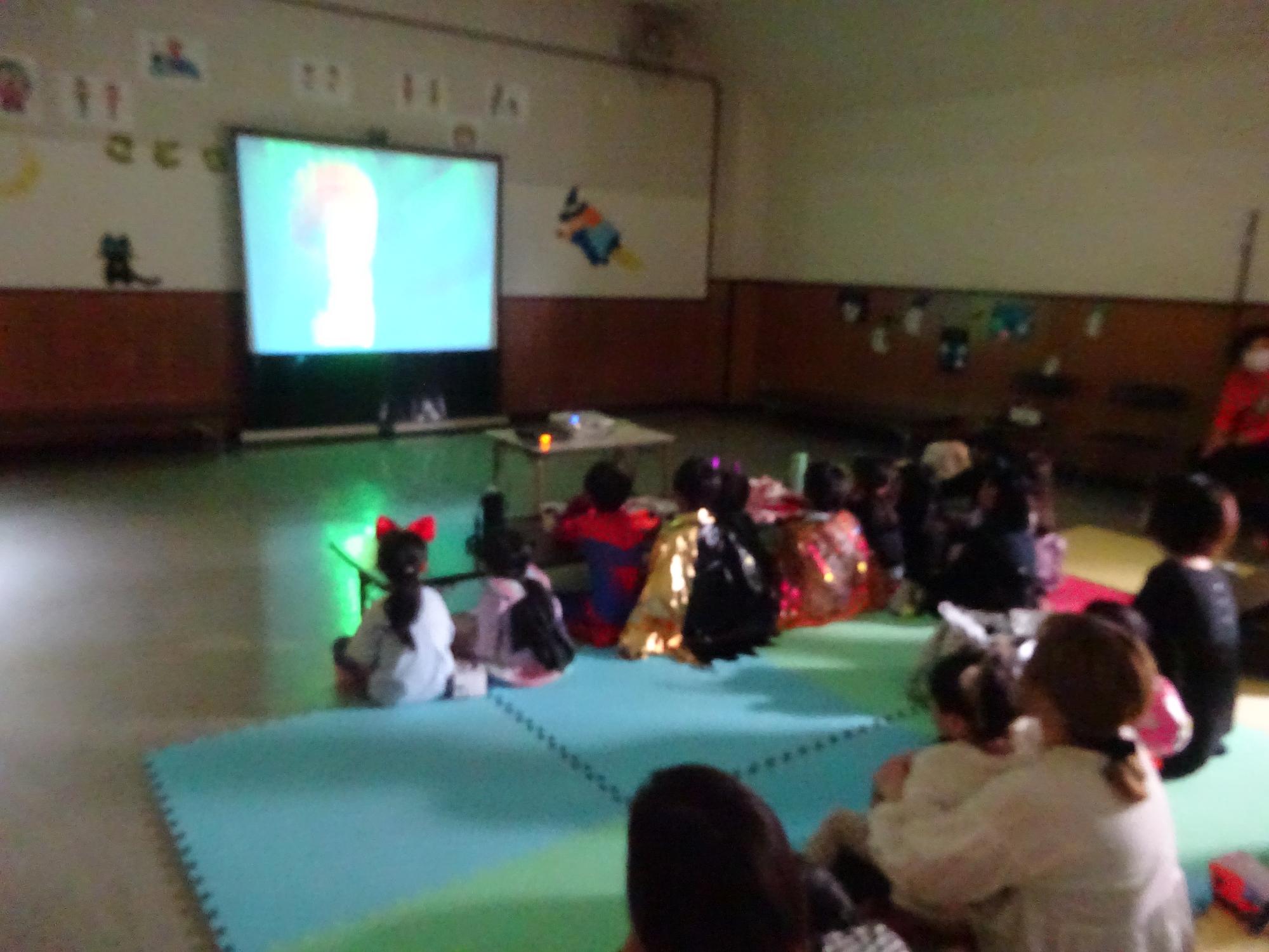 ハロウィンの映画鑑賞をしている様子