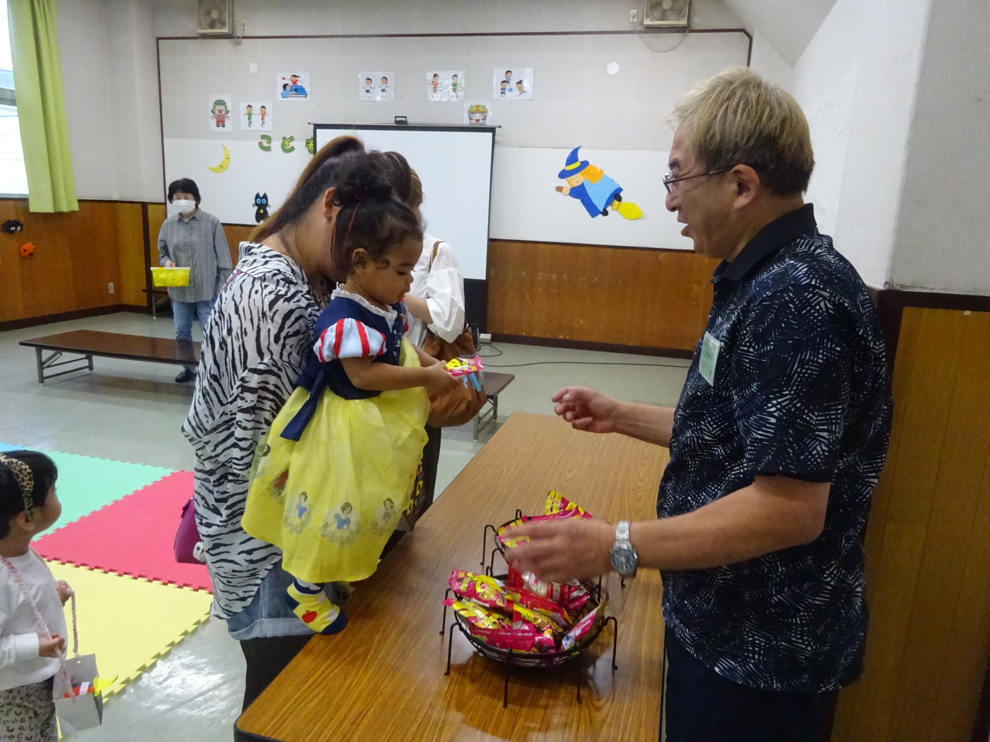 運営協議会の方からお菓子をもらっている様子