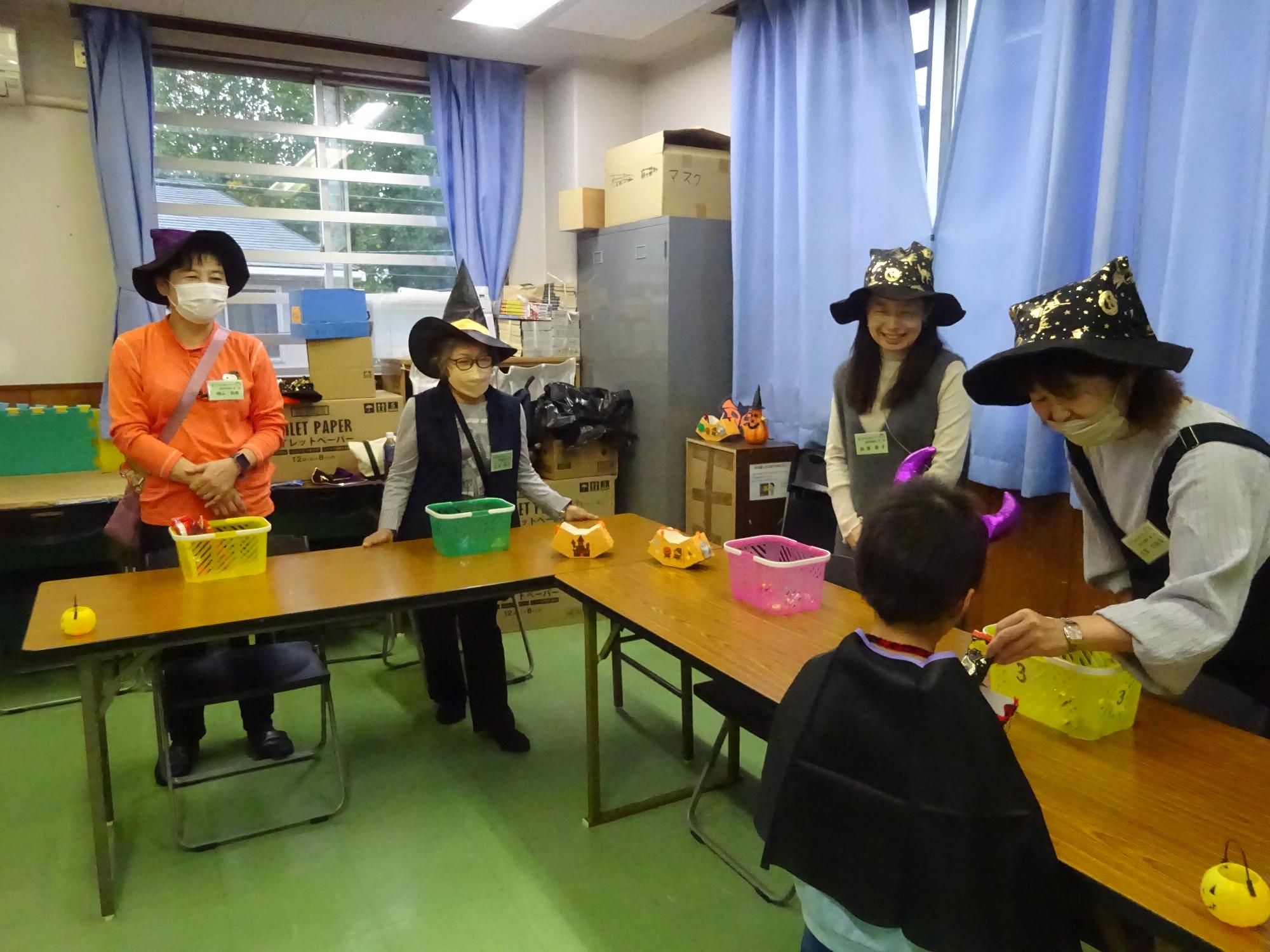 雨天のため、館内をパレードしている様子