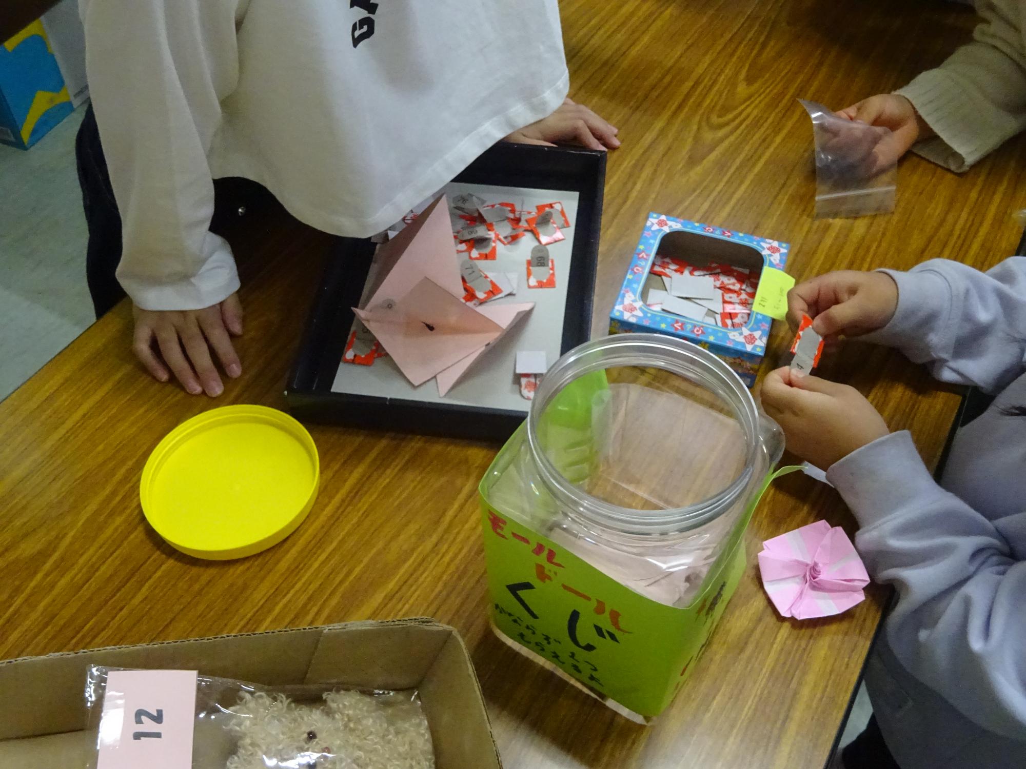 くじびきの様子の写真