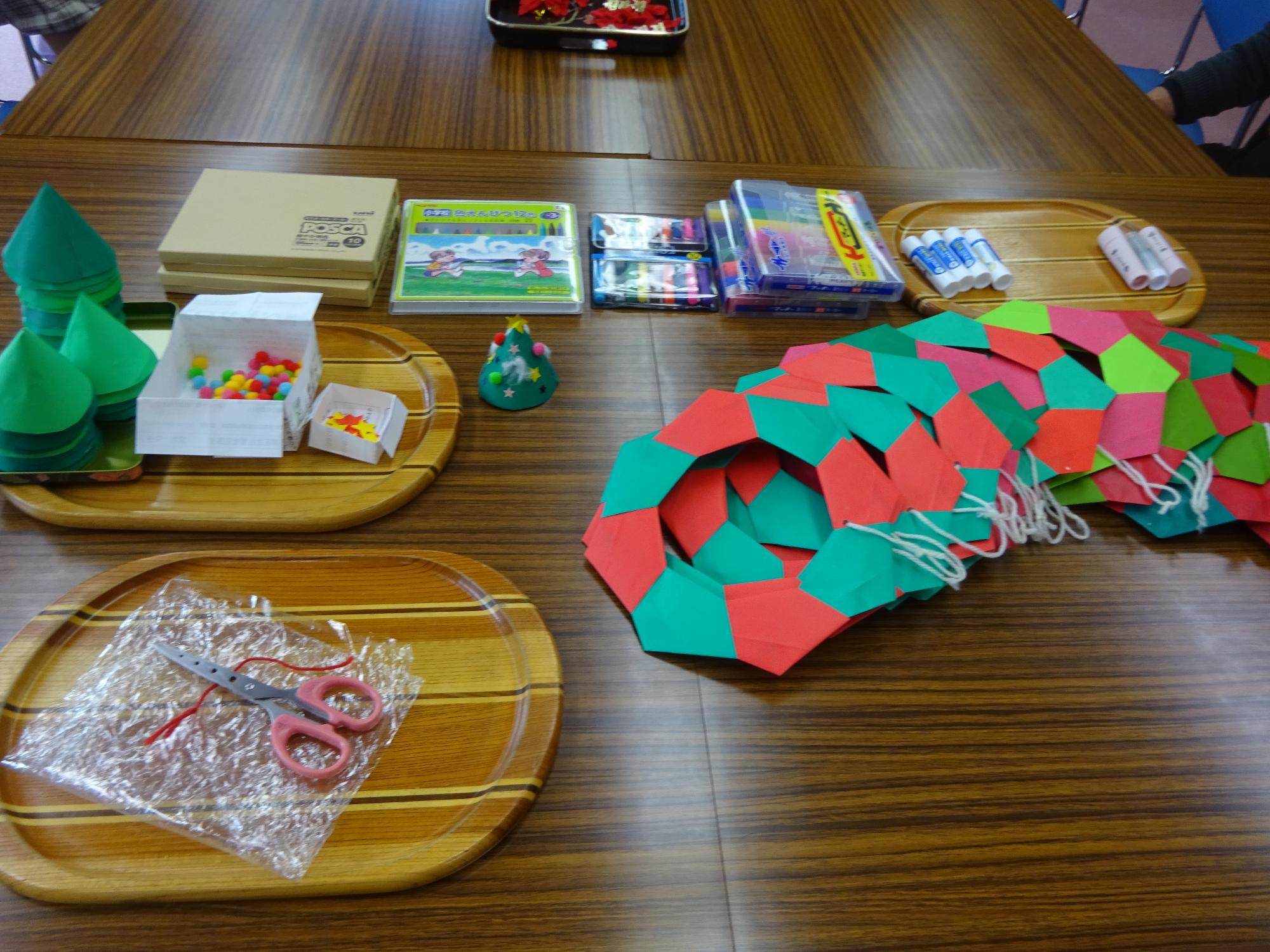 クリスマスリース作りの材料の写真