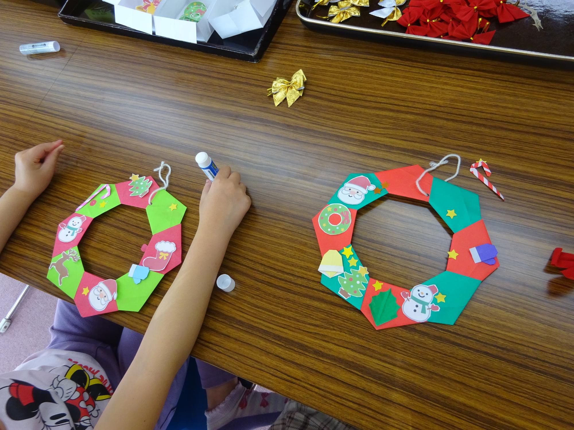 クリスマスリースの土台に用意してもらったパーツを貼っている写真