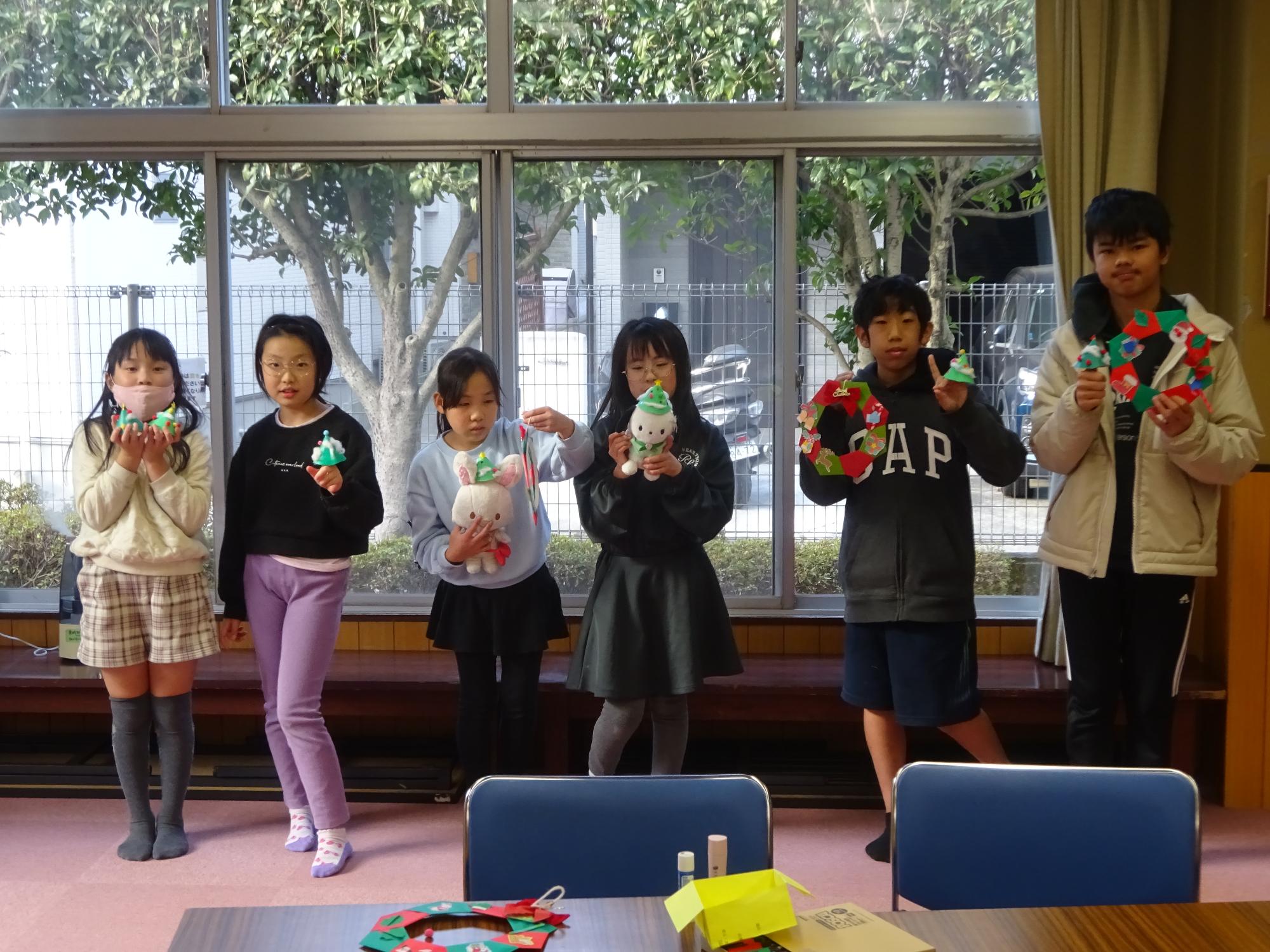 完成した作品を持って集合写真を撮っている様子