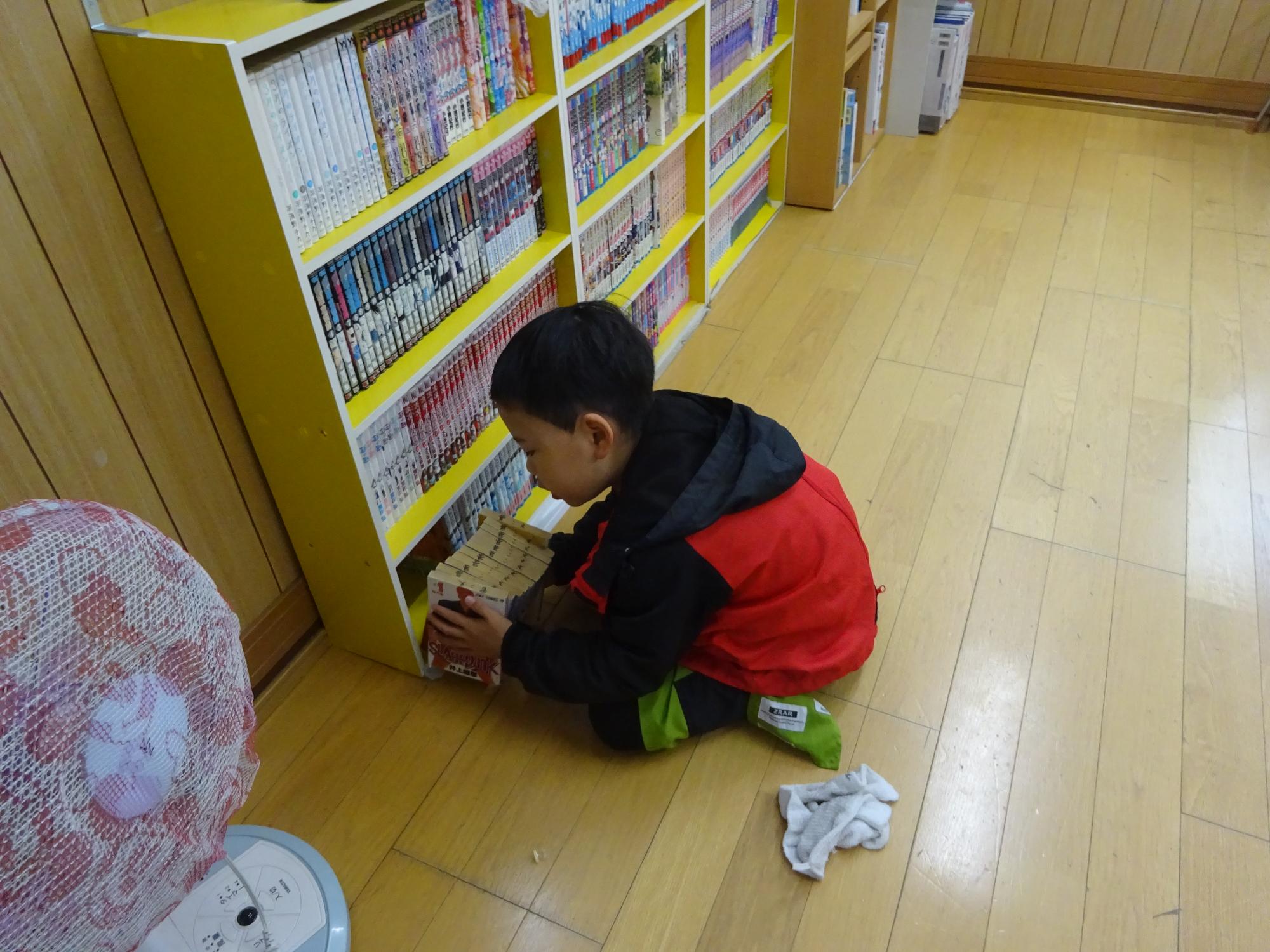 図書室の掃除をする児童の写真