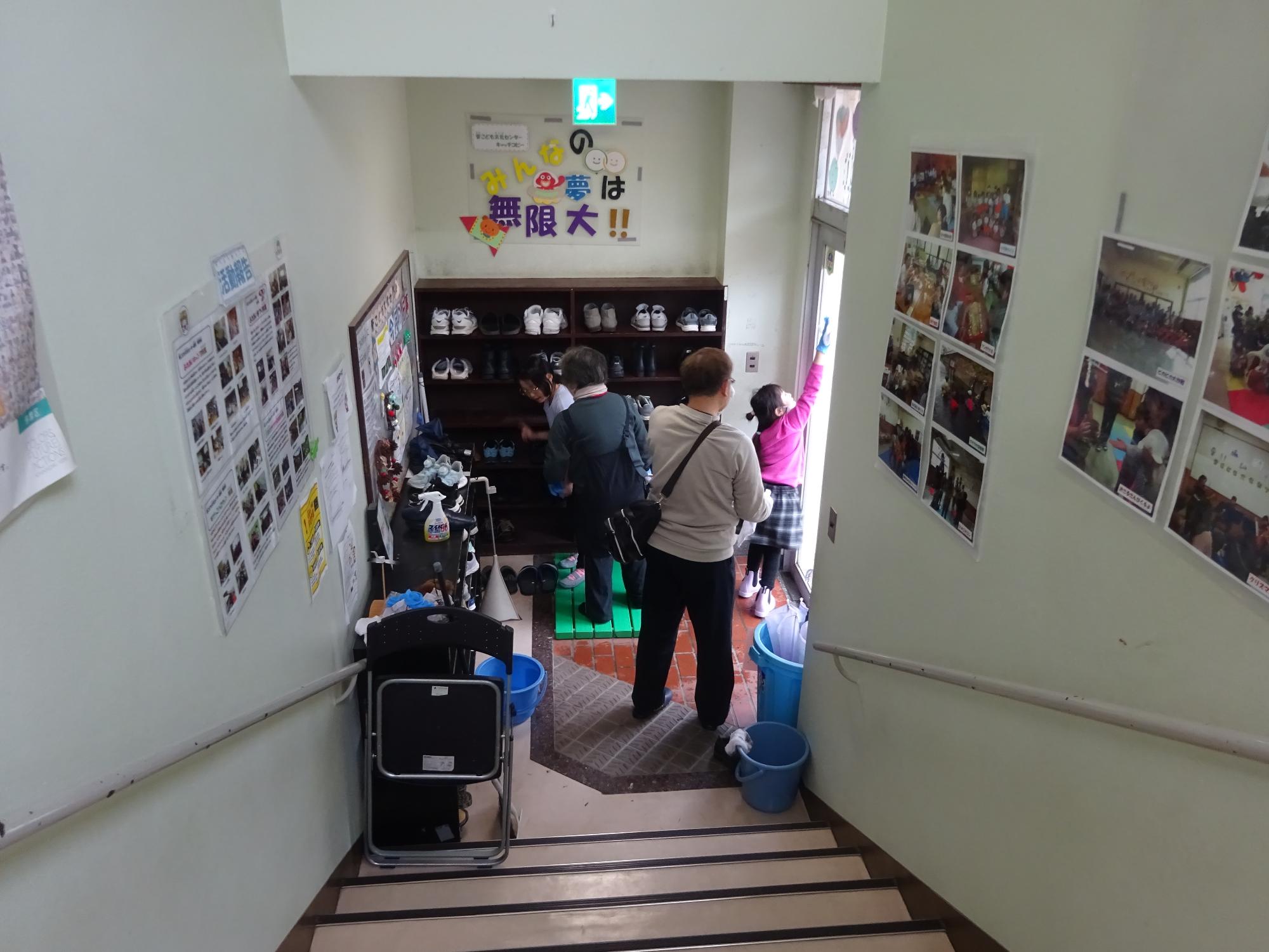 地域の方々と大掃除をする児童の写真