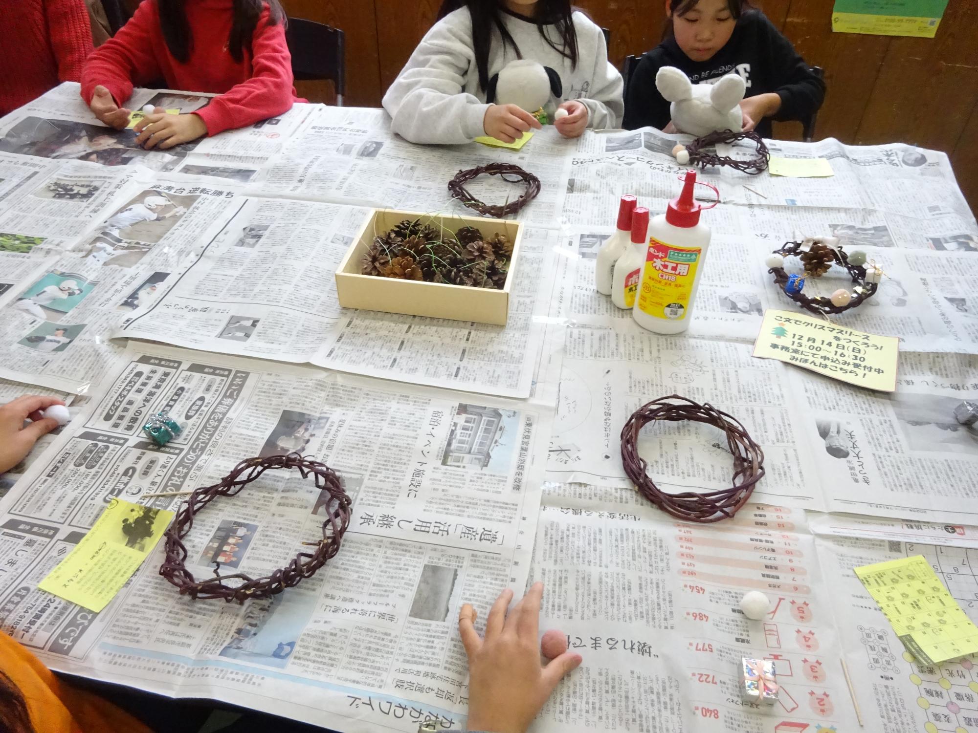 さつまいものつるを乾燥させたリースの土台の写真