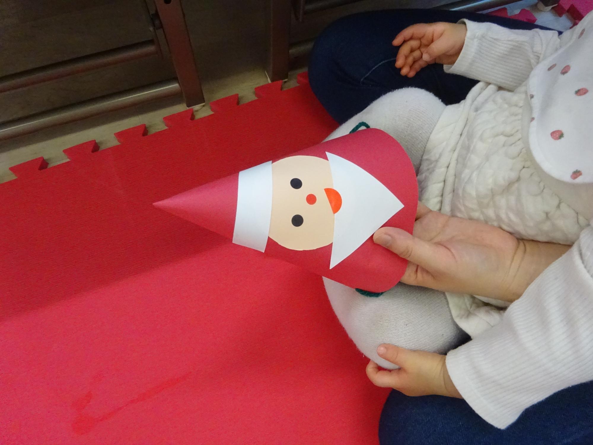 クリスマス工作でつくったサンタさん帽子の写真