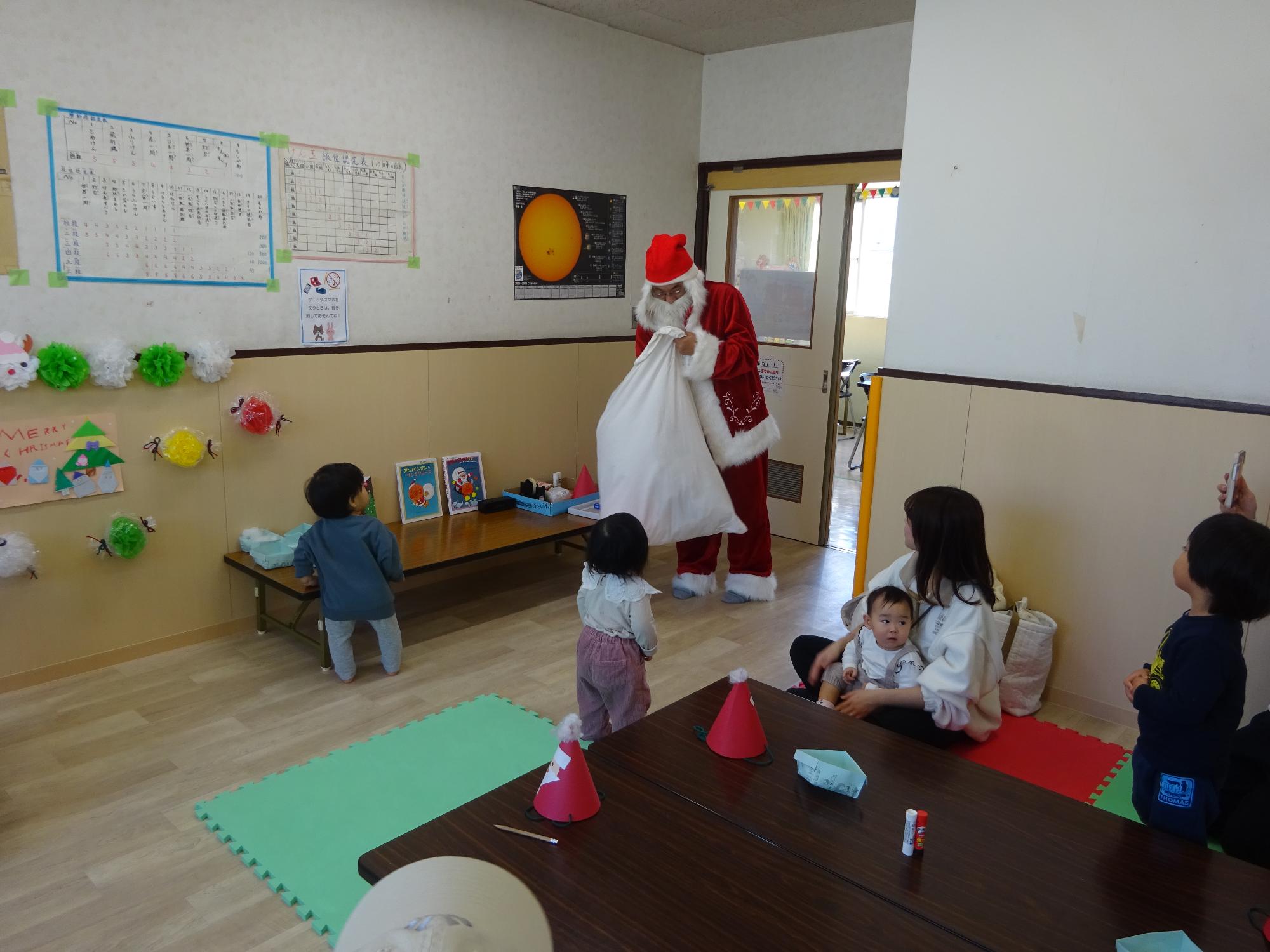 本物のサンタさんが登場してプレゼントをくばっている様子の写真