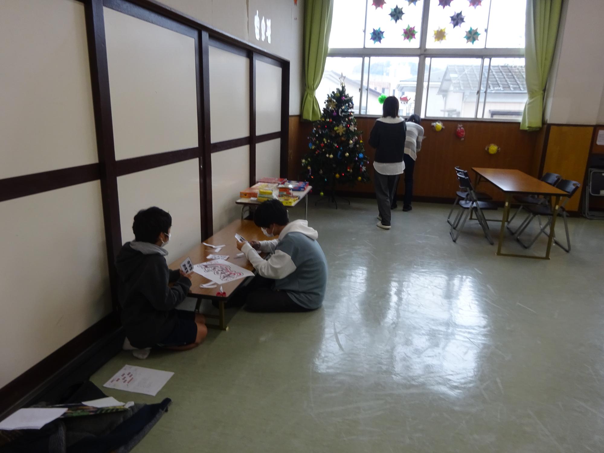 中学生が準備をしている様子の写真