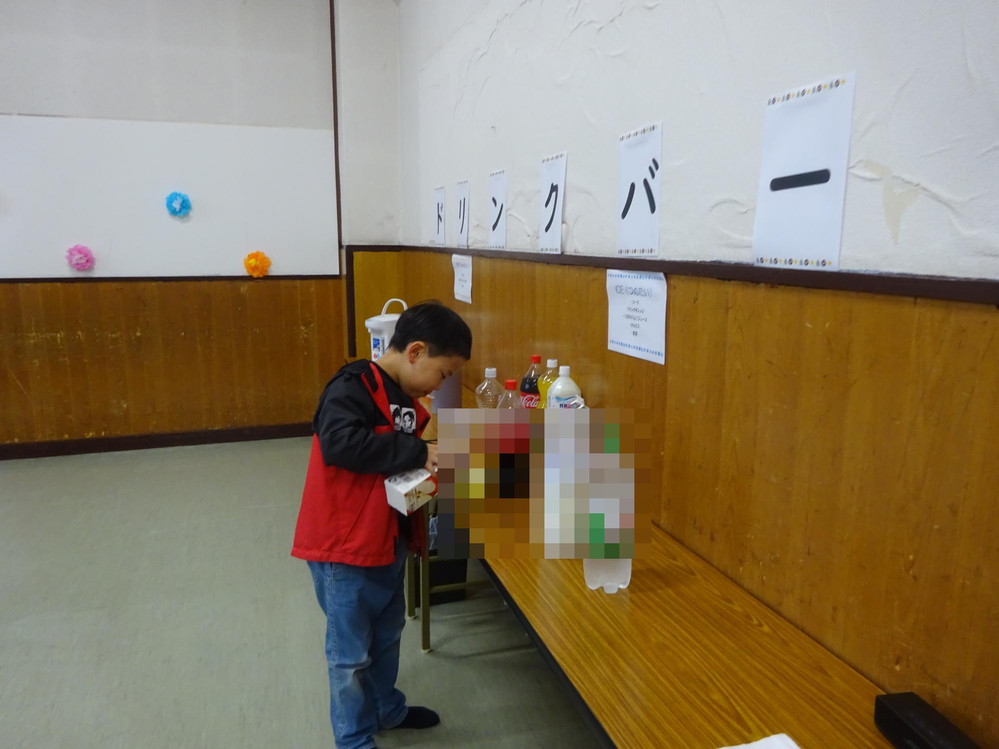 ドリンクバーを楽しむ子どもの写真